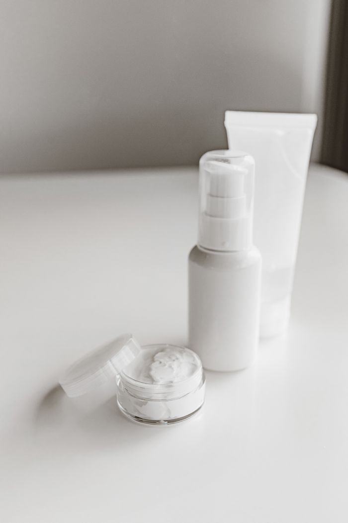 Dispensador de producto de parafarmacia sobre fondo claro