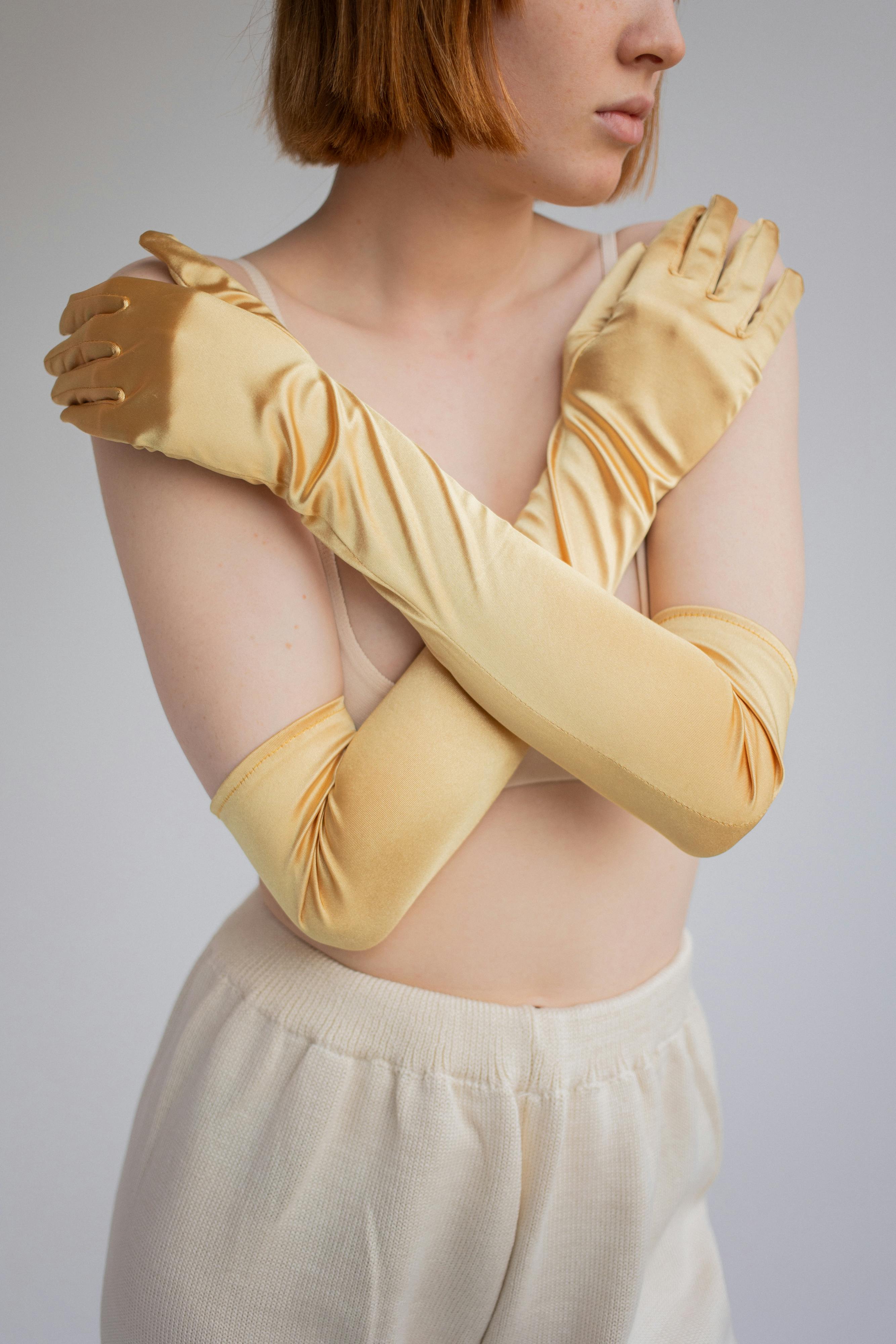 Gratis Wanita Menutupi Payudara Dengan Lengan Disilangkan Foto Stok