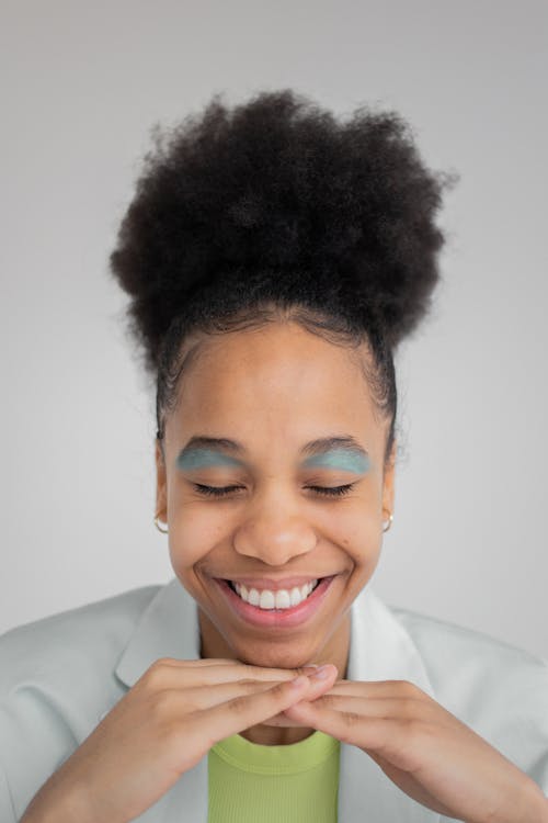 Black woman leaning chin on crossed arms and smiling