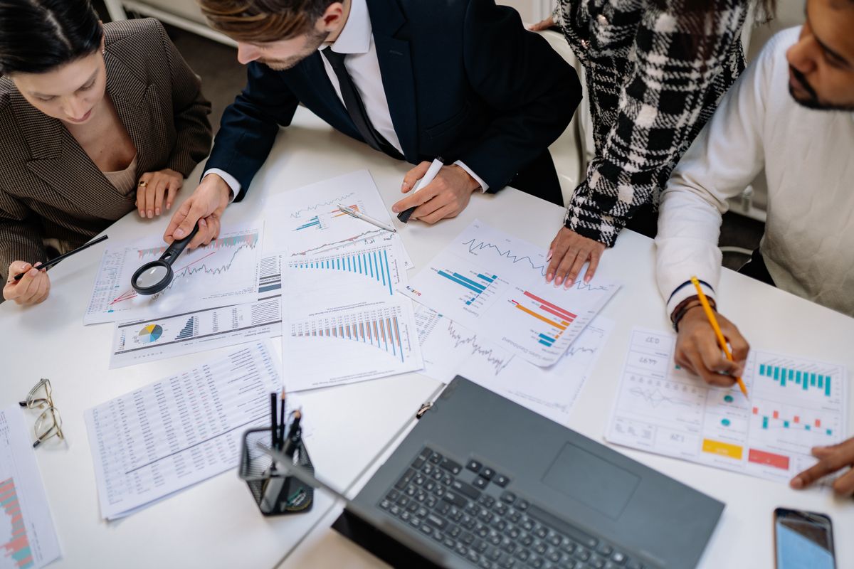 Sfeerbeeld: collega's die het inkoopbudget en de sociale impact daarvan doornemen