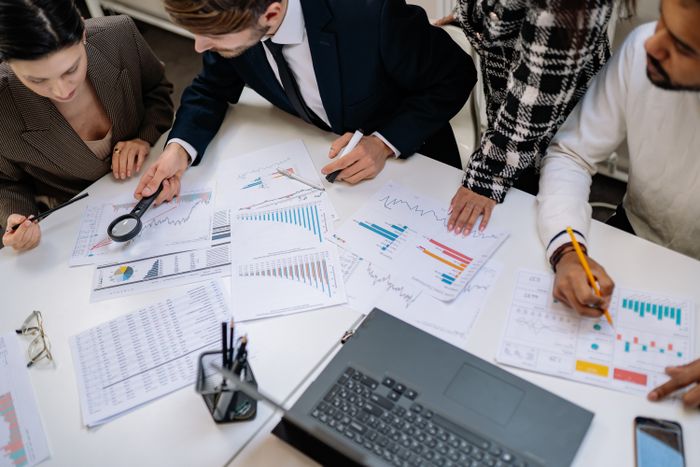 Análisis predictivo — equipo analizando proyecciones