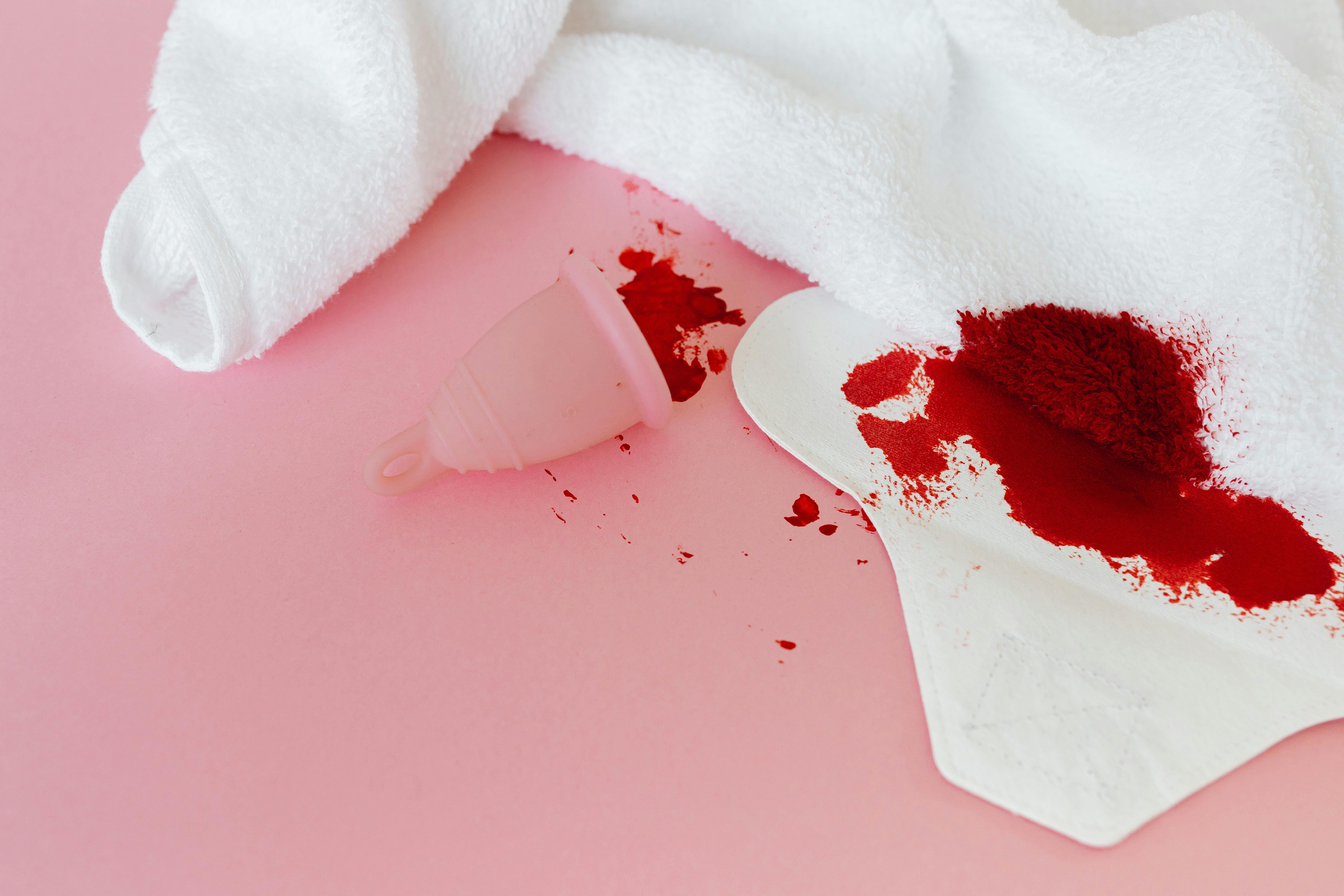 


<h3>FAQ sur l’efficacité et la sécurité</h3>
<p>Les culottes menstruelles ont révolutionné la <b>gestion des menstruations</b> avec une approche axée sur la durabilité et l’efficacité. Ces produits innovants offrent une protection <b>optimale</b> et une <i>sécurité</i> remarquable durant toute la période menstruelle. L’une des préoccupations majeures concerne leur capacité d’absorption et la protection contre les fuites. Les culottes menstruelles sont conçues pour absorber plusieurs fois leur poids, assurant ainsi une protection robuste, tout en offrant le confort d’un sous-vêtement classique.</p>
<p>La question de la <b>sécurité</b> des culottes menstruelles est cruciale. Elles sont fabriquées à partir de matériaux testés dermatologiquement et qui respectent la <i>sensibilité</i> de la zone intime. L’utilisation de tissus anti-bactériens et respirants contribue à maintenir un environnement sain, minimisant ainsi les risques d’irritations et d’infections.</p>
<h3>Résolution des doutes et préoccupations</h3>
<p>Naviguer à travers les différentes <i>options</i> de produits menstruels peut soulever de nombreuses questions. Les consommateurs s’interrogent souvent sur la durée de vie des culottes menstruelles, leur entretien et leur <b>impact environnemental</b>. Il est essentiel de fournir des informations précises et fiables qui éclaircissent ces doutes, permettant ainsi de faire des choix éclairés basés sur des données factuelles et des <b>retours d’expérience</b> concrets.</p>
<p>Le <b>nettoyage</b> des culottes menstruelles est une préoccupation courante, mais elles sont étonnamment faciles à entretenir. Il suffit de les rincer à l’eau froide après utilisation, puis de les laver en machine avec le reste de votre linge. Cela démontre non seulement leur <i>praticité</i>, mais aussi leur capacité à s’intégrer sans effort dans les routines quotidiennes, favorisant ainsi leur adoption et leur utilisation à long terme.</p>
<p> » /><br />
Dans l’univers des produits menstruels durables, les culottes menstruelles émergent comme une <b>alternative innovante</b> et écologique. Les consommateurs se posent naturellement de nombreuses questions sur leur fonctionnement, leur efficacité et leur entretien. Ce chapitre se propose de démystifier ces aspects en offrant un <b><a href=