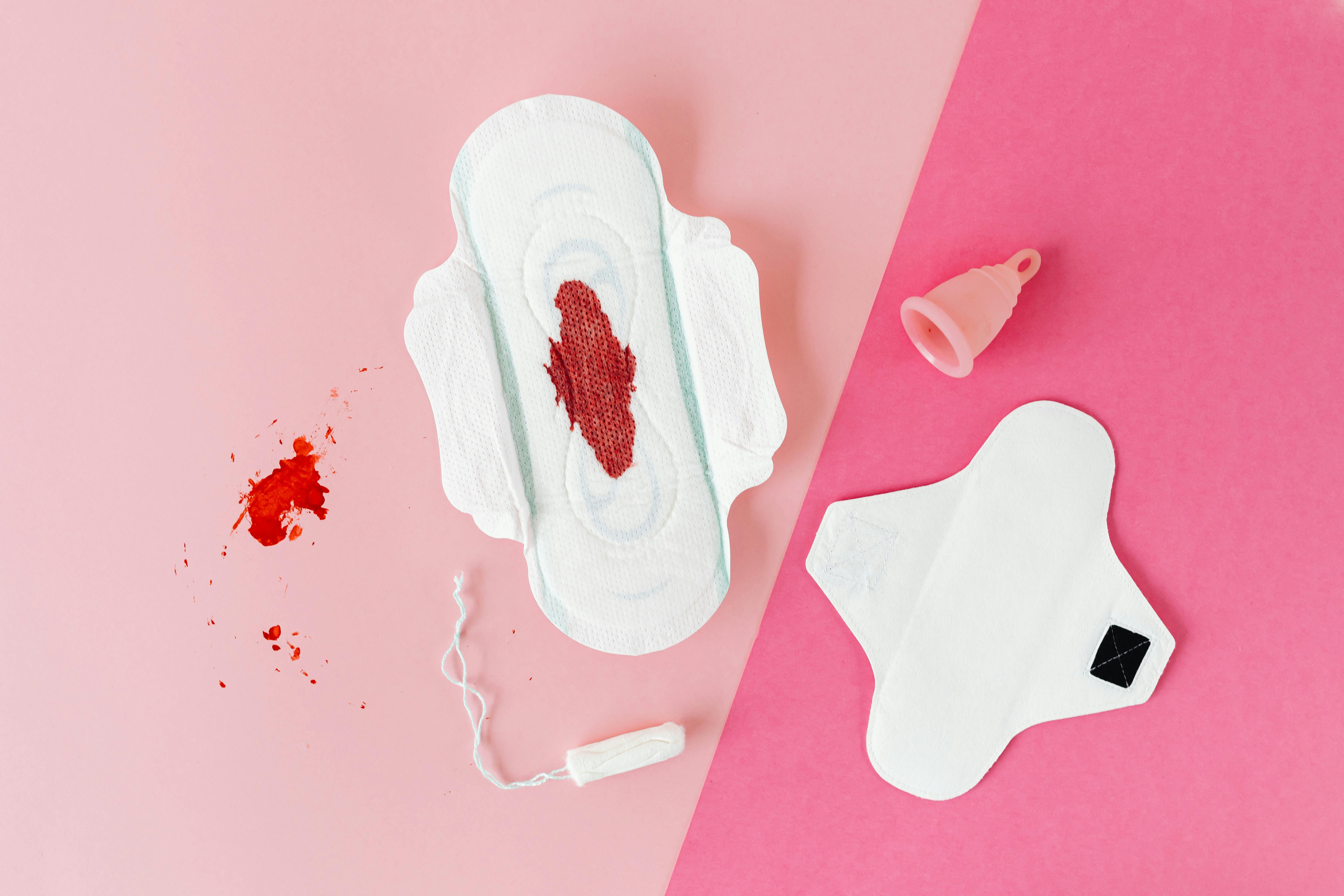 


<h3>Réduction des Déchets Jetables</h3>
<p>Les <b>culottes menstruelles</b> jouent un rôle clé dans la <i>réduction des déchets jetables</i> associés aux menstruations. Chaque année, des milliards de tampons et de serviettes hygiéniques sont utilisés et jetés, créant ainsi une quantité considérable de déchets non biodégradables. En revanche, les <b>culottes menstruelles</b> sont conçues pour être réutilisables pendant des années. En optant pour ces sous-vêtements innovants, vous contribuez à réduire significativement la quantité de déchets menstruels que vous produisez, ce qui a un impact positif sur l’environnement.</p>
<p>De plus, la <i>réduction des déchets jetables</i> entraîne également une diminution de la demande en matières premières pour la fabrication de tampons et de serviettes. Les <b>culottes menstruelles</b> sont fabriquées avec des matériaux de haute qualité et durables, ce qui signifie moins de ressources naturelles utilisées pour leur production. En investissant dans ces sous-vêtements réutilisables, vous participez activement à la préservation de notre planète tout en bénéficiant d’une solution plus respectueuse de l’environnement pour la gestion de vos règles.</p>
<h3>Impact Positif sur l’Environnement</h3>
<p>L’<i>impact positif sur l’environnement</i> des <b>culottes menstruelles</b> s’étend bien au-delà de la réduction des déchets. Ces sous-vêtements sont conçus avec une approche écoresponsable, en utilisant des matériaux respectueux de l’environnement et en minimisant leur empreinte carbone. Contrairement aux produits jetables qui nécessitent une production continue et une élimination coûteuse, les <b>culottes menstruelles</b> sont conçues pour durer, ce qui réduit leur impact sur l’environnement tout au long de leur cycle de vie.</p>
<p>De plus, de nombreuses <b>marques</b> de <b>culottes menstruelles</b> s’engagent activement dans des initiatives de durabilité, telles que la plantation d’arbres, le recyclage des matériaux, et la réduction des émissions de carbone. En optant pour ces marques, vous participez directement à ces efforts environnementaux. En somme, choisir les <b>culottes menstruelles</b> signifie faire un choix respectueux de la planète, contribuant ainsi à la protection de notre environnement pour les générations futures.</p>
<h3>Contribuez à la Protection de la Planète</h3>
<p>En utilisant des <b>culottes menstruelles</b>, vous pouvez <i>contribuer à la protection de la planète</i> de manière significative. Chaque fois que vous évitez d’utiliser un tampon ou une serviette jetable, vous réduisez votre empreinte environnementale. Cette action individuelle, lorsque multipliée par des millions de femmes qui font le même choix, a un impact collectif puissant sur la réduction des déchets et la préservation des ressources naturelles.</p>
<ul>
<li><b>Économisez de l’eau :</b> La fabrication de tampons et de serviettes hygiéniques nécessite une quantité considérable d’eau. En choisissant des <b>culottes menstruelles</b>, vous contribuez à la préservation de cette ressource précieuse.</li>
<li><b>Moins de pollution :</b> La production et l’élimination de produits menstruels jetables génèrent des émissions polluantes. En optant pour des sous-vêtements réutilisables, vous réduisez cette pollution.</li>
<li><b>Préservez la biodiversité :</b> La réduction des déchets plastiques contribue à la préservation de la faune et de la flore. Votre choix de <b>culottes menstruelles</b> a un impact positif sur l’écosystème.</li>
</ul>
<p>En somme, les <b>culottes menstruelles</b> offrent bien plus que la commodité ; elles représentent une façon tangible de <i>contribuer à la protection de la planète</i> en adoptant une approche plus durable et respectueuse de l’environnement pour la gestion de vos règles.</p>
<p> » /><br />
Les <b>culottes menstruelles</b> ne se contentent pas d’offrir une solution <i><a href=