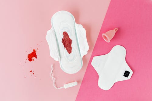 Foto stok gratis cangkir menstruasi, darah, flatlay