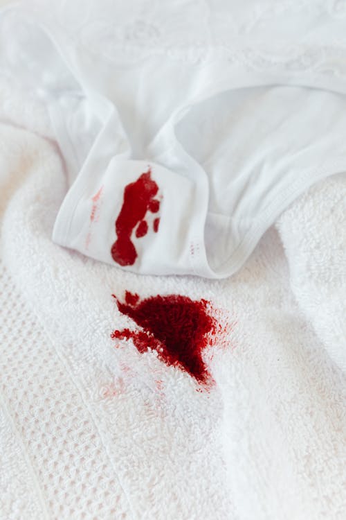 Foto de stock gratuita sobre bragas, menstruación, menstrual, período, ropa  interior, sangre, tiro vertical, toalla
