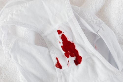 Kostenloses Nahaufnahme-Foto einer Unterhose mit Blut