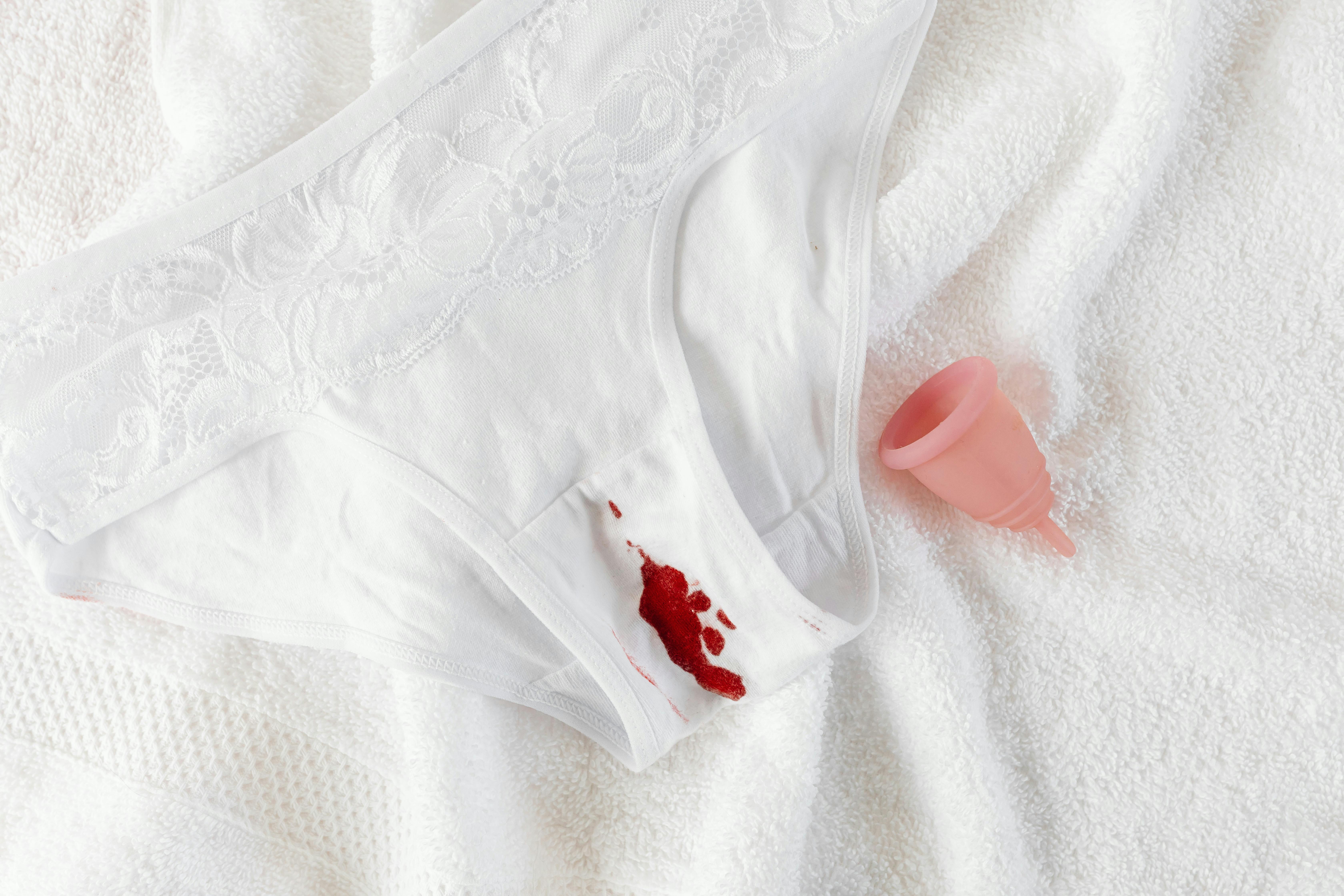 Les culottes menstruelles représentent une révolution dans la <b>gestion de la menstruation</b>, alignant commodité et <b>responsabilité environnementale</b>. Pour maximiser ces avantages, il est essentiel d’adopter des pratiques d’entretien qui <i>protègent</i> et prolongent leur <b>durabilité</b>. Un entretien adapté permet de préserver la <b>qualité</b> des matériaux, garantissant que les culottes restent fonctionnelles et confortables plus longtemps. Il est recommandé de rincer les culottes à l’eau froide peu après leur utilisation, pour prévenir les taches et les odeurs. Par ailleurs, une attention particulière devrait être accordée au choix des détergents, en privilégiant ceux qui sont doux et <i>écologiques</i>.</p>
<p>En considération de l’<b>impact écologique</b>, chaque aspect de l’entretien doit être réfléchi pour minimiser la consommation d’eau et d’énergie. Le lavage à basse température est préférable, et l’usage répété de produits chimiques agressifs doit être évité. Cela non seulement préserve l’intégrité des fibres, mais contribue également à réduire l’empreinte écologique associée à l’entretien des produits menstruels. Les routines d’entretien devraient ainsi être ajustées pour concilier <b>efficacité</b> et <i>respect</i> de l’environnement.</p>
<p>Concernant le lavage et le séchage, des méthodes <b>écologiques</b> et douces sont à privilégier pour maintenir l’<i>efficacité</i> des culottes menstruelles et optimiser leur longévité. Le séchage à l’air libre, par exemple, est une technique qui préserve la <b>structure</b> des fibres textiles tout en économisant de l’énergie par rapport à l’utilisation d’un sèche-linge. Les culottes menstruelles devraient également être tenues à l’écart de sources directes de chaleur et de lumière du soleil intense lors du séchage, afin de maintenir la qualité des matériaux et de l’<b>élasticité</b>.</p>
<p>Adopter des routines de lavage conscientes et réfléchies non seulement <b>protège</b> votre investissement dans les culottes menstruelles, mais <i>amplifie</i> également leurs bénéfices environnementaux. Le choix de détergents biodégradables et la réduction de l’utilisation de l’eau et de l’énergie dans le processus de lavage et de séchage sont des stratégies cruciales pour minimiser l’impact écologique tout au long de la vie du produit.</p>
<p> » /><br />
L’<b>entretien</b> des culottes menstruelles est une étape cruciale pour maximiser leur durée de vie et leur efficacité, tout en maintenant leur impact écologique à un niveau bas. Il est essentiel de suivre des pratiques d’entretien qui soutiennent la durabilité des matériaux utilisés dans les culottes menstruelles. Par exemple, privilégier un lavage à froid et éviter l’utilisation de javellisants ou d’adoucissants chimiques qui peuvent dégrader les matériaux et diminuer la performance du produit. En outre, l’utilisation de méthodes de séchage douces, comme le séchage à l’air libre, est recommandée pour préserver l’intégrité du tissu et des autres composants. Ces pratiques non seulement prolongent la vie utile de la culotte menstruelle, mais contribuent également à une <b><a href=