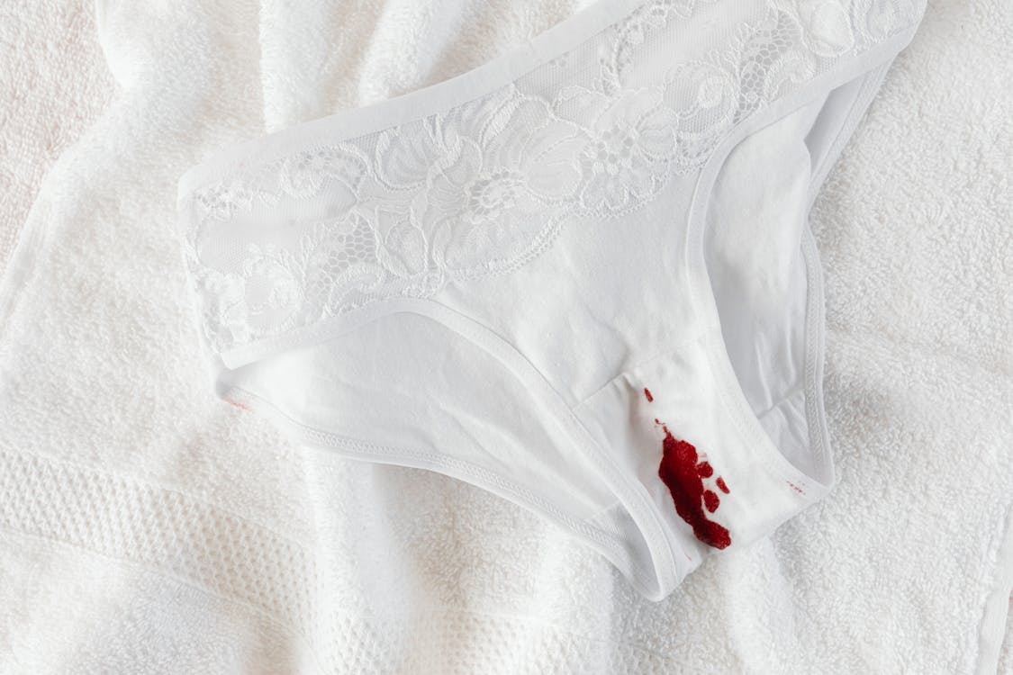 Foto de stock gratuita sobre bragas blancas, mancha de sangre,  menstruación, menstrual, período, ropa interior, sangre
