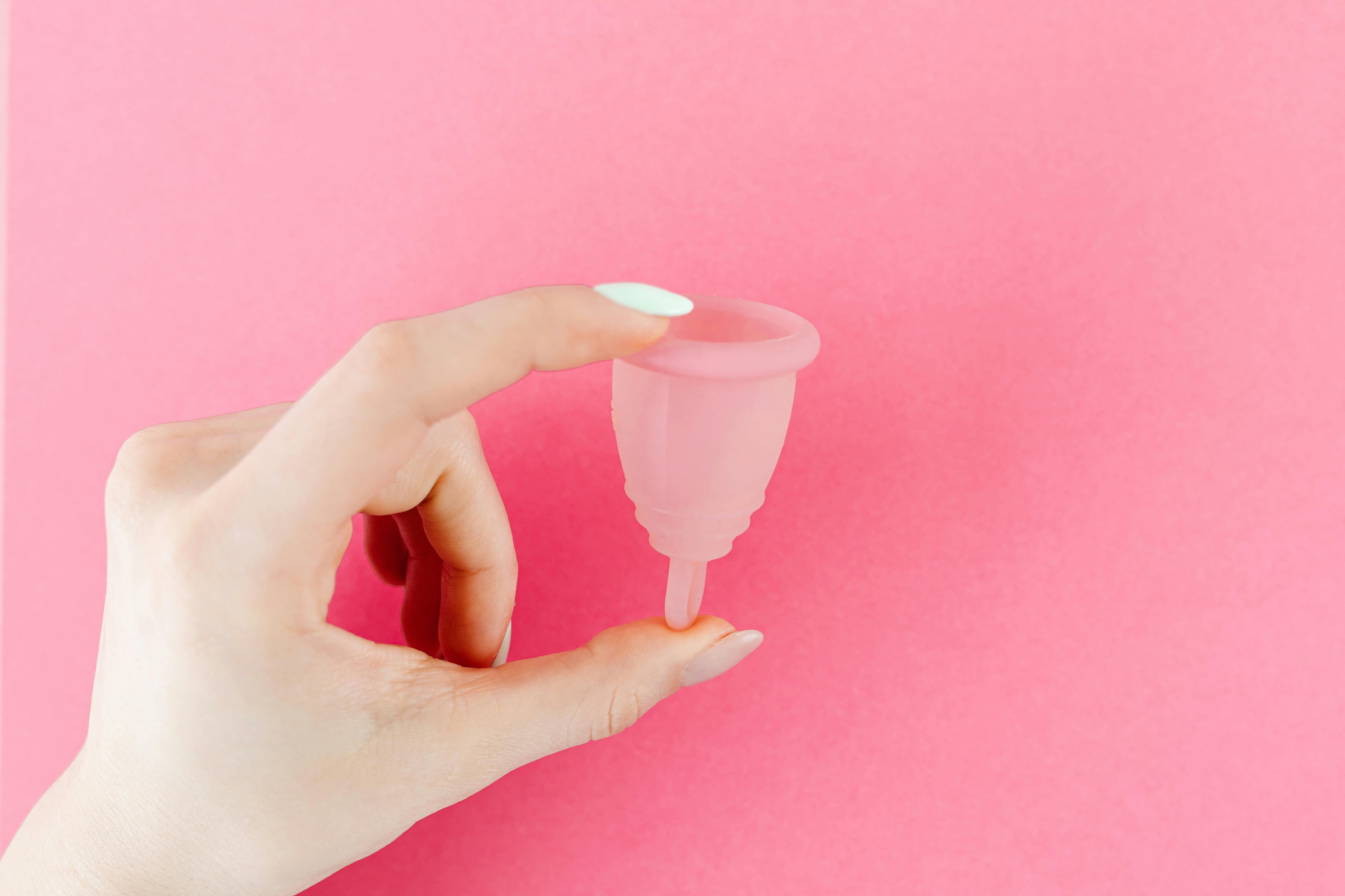 Free Fotos de stock gratuitas de copa menstrual, fondo rosa, mano Stock Photo