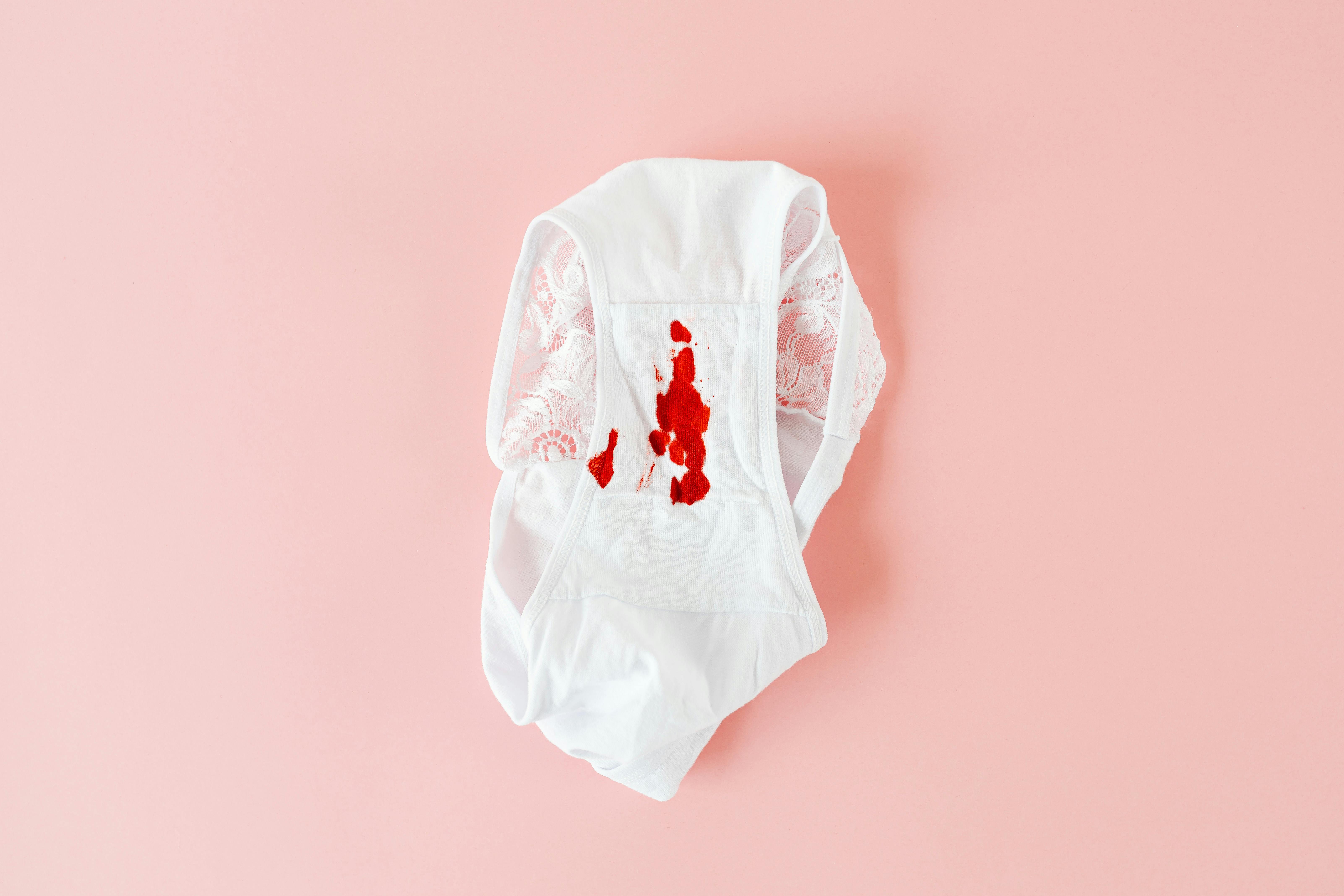 


<h3>Qu’est-ce qui rend les culottes menstruelles écologiques ?</h3>
<p>Les culottes menstruelles se distinguent comme une option <b>écologique</b> en raison de leur conception durable et réutilisable. Elles sont spécifiquement fabriquées pour être utilisées, lavées et réutilisées de nombreuses fois, réduisant ainsi la <b>quantité de déchets</b> générés par les produits menstruels à usage unique. En outre, les matériaux utilisés dans la fabrication des culottes menstruelles sont soigneusement sélectionnés pour assurer non seulement le confort et la fonctionnalité, mais aussi l’<b>éco-responsabilité</b>. Des tissus naturels, biologiques et hypoallergéniques sont souvent privilégiés, minimisant ainsi l’<i>impact environnemental</i> et les risques associés aux substances chimiques.</p>
<p>La <b>longévité</b> des culottes menstruelles est un autre aspect crucial qui renforce leur caractère écologique. Contrairement aux tampons et serviettes jetables qui sont utilisés une seule fois, les culottes menstruelles peuvent durer plusieurs années avec un entretien approprié. Cela se traduit par une réduction significative de la consommation de ressources et de la production de <i>déchets</i> au fil du temps, alignant davantage les culottes menstruelles avec les principes d’une vie <b>écologiquement consciente</b>.</p>
<h3>Comparaison avec les produits menstruels traditionnels</h3>
<p>Comparées aux produits menstruels traditionnels tels que les tampons et les serviettes, les culottes menstruelles manifestent un <b>avantage écologique</b> considérable. Les produits traditionnels, souvent fabriqués avec des plastiques et des produits chimiques, ont un impact négatif sur l’environnement, tant au niveau de la production qu’après leur utilisation sous forme de <i>déchets</i>. Les culottes menstruelles, en revanche, minimisent cet impact en raison de leur réutilisabilité et de l’utilisation de matériaux plus <b>sains</b> et <b>durables</b>.</p>
<p>L’analyse du cycle de vie des produits offre une perspective révélatrice. Les culottes menstruelles, avec leur capacité de réutilisation, ont un cycle de vie plus long, ce qui réduit leur <b>empreinte globale</b>. En contraste, le besoin constant de renouvellement des produits menstruels traditionnels amplifie leur empreinte écologique, engendrant une accumulation continuelle de produits <i>non biodégradables</i> dans l’environnement et contribuant ainsi à la pollution et aux déchets mondiaux.</p>
<p> » /><br />
Pour vraiment saisir l’<b>impact écologique</b> des culottes menstruelles, il est essentiel de plonger dans les divers aspects qui contribuent à leur empreinte environnementale. Contrairement aux produits menstruels jetables, les culottes menstruelles offrent une <b><a href=