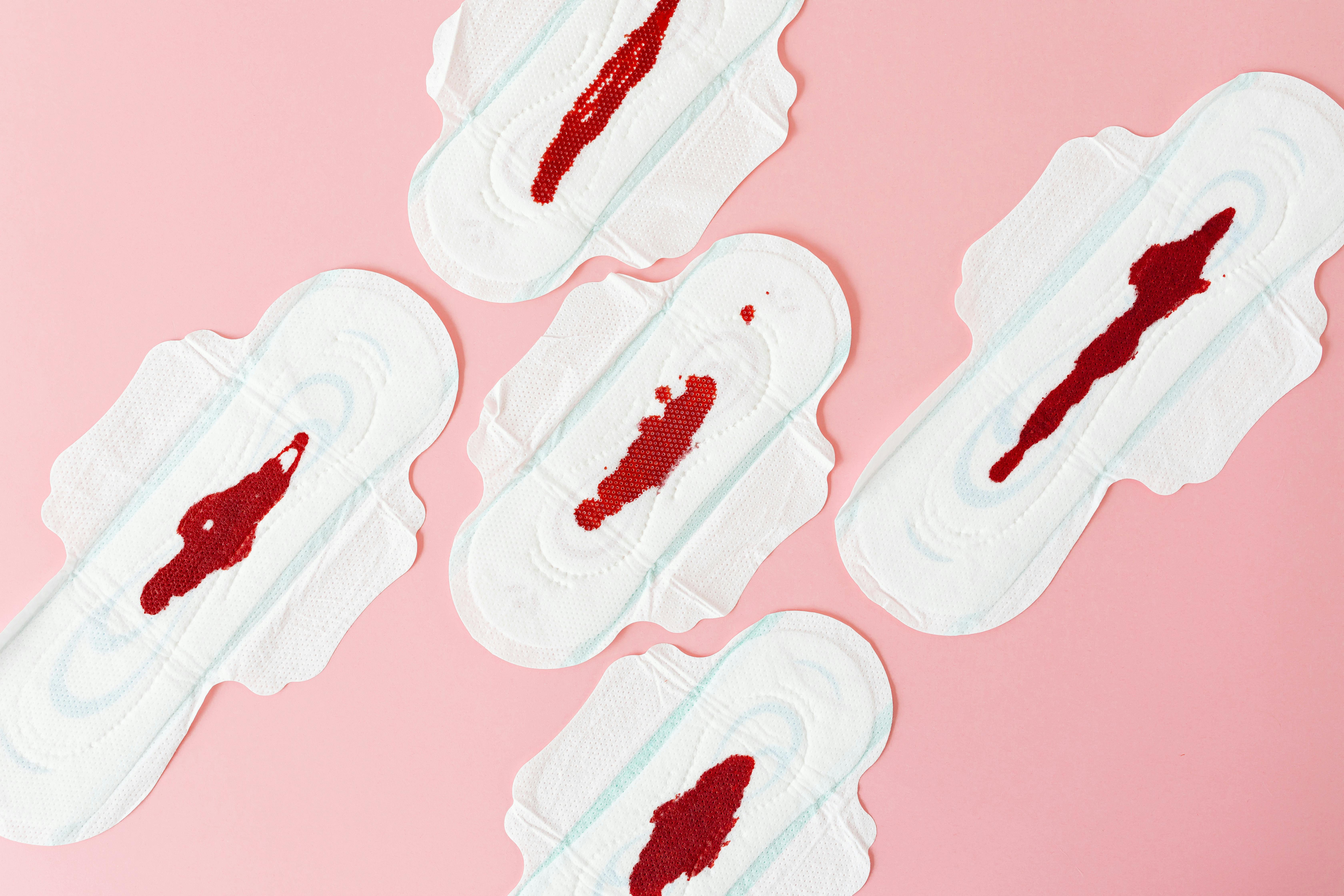 

<p>Maximiser la <b>durée de vie</b> de vos culottes menstruelles est essentiel pour assurer leur efficacité et durabilité. Ces sous-vêtements spéciaux nécessitent une attention et des soins particuliers pour maintenir leurs performances et leur confort. Les matières utilisées dans leur conception sont choisies pour leur capacité à absorber, mais elles peuvent s'user si elles ne sont pas traitées correctement. En suivant quelques conseils pratiques, vous pouvez vous assurer que vos culottes menstruelles restent en bon état et continuent de vous servir aussi efficacement que possible.</p>
<p>Il est important de noter que chaque marque et chaque style de culottes menstruelles peuvent avoir des instructions de soin spécifiques. Par conséquent, il est toujours préférable de suivre les instructions fournies par le fabricant. Cependant, il existe certaines pratiques générales qui peuvent aider à prolonger la durée de vie de la plupart des culottes menstruelles, telles que le lavage à l'eau froide et l'évitement de l'utilisation de javellisants et d'adoucissants.</p>
<h3>Choix des Matériaux</h3>
<p>Le choix des matériaux de vos culottes menstruelles est une considération essentielle pour maximiser leur durée de vie. Optez pour des matériaux de <b>qualité supérieure</b> qui sont non seulement absorbants, mais aussi durables. Les tissus naturels comme le coton biologique peuvent être un excellent choix car ils sont doux, confortables et moins susceptibles de causer des irritations. Cependant, certains tissus synthétiques de haute technologie peuvent également offrir une excellente absorption et durabilité.</p>
<p>Lors de l'achat, il est également conseillé de considérer la <i>respirabilité</i> et la capacité d'absorption des matériaux. Des matériaux qui permettent une bonne circulation de l'air peuvent aider à prévenir les irritations et offrir un meilleur confort pendant vos périodes. Assurez-vous également que les matériaux utilisés sont capables d'absorber efficacement le flux menstruel sans fuites.</p>
<h3>Méthodes de Lavage</h3>
<p>Les méthodes de lavage que vous choisissez ont un impact direct sur la durée de vie de vos culottes menstruelles. Il est recommandé de laver les culottes à l'eau froide et d'éviter l'utilisation de produits chimiques agressifs qui peuvent détériorer les <b>fibres absorbantes</b>. Le lavage à la main est une méthode douce qui peut aider à préserver la qualité des matériaux, mais si vous préférez utiliser une machine, assurez-vous d'utiliser un cycle délicat.</p>
<p>L'usage de détergents doux et spécifiquement formulés pour les vêtements délicats est également conseillé. Évitez d'utiliser des adoucissants et des agents de blanchiment, car ils peuvent affecter l'absorption et la <i>flexibilité</i> des matériaux. Le séchage à l'air libre est préférable, car la chaleur excessive du sèche-linge peut affecter la structure et l'efficacité des culottes menstruelles.</p>
<h3>Stockage Approprié</h3>
<p>Le stockage de vos culottes menstruelles est également crucial pour maintenir leur efficacité. Assurez-vous qu'elles soient complètement sèches avant de les ranger pour éviter la formation de moisissures ou de mauvaises odeurs. Il est préférable de les stocker dans un endroit frais et sec, à l'abri de la lumière directe du soleil qui pourrait détériorer les matériaux au fil du temps.</p>
<p>En outre, assurez-vous de stocker vos culottes menstruelles de manière à ce qu'elles conservent leur forme. Évitez de les tasser ou de les étirer inutilement. Un stockage soigné contribue non seulement à prolonger leur durée de vie, mais aussi à maintenir leur <b>efficacité</b> et leur <i>confort</i> pendant vos périodes.</p>
<p>