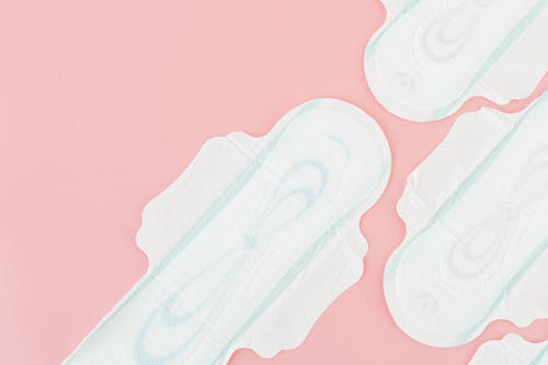 Photos gratuites de coussinets menstruels, espace de copie, fond rose clair