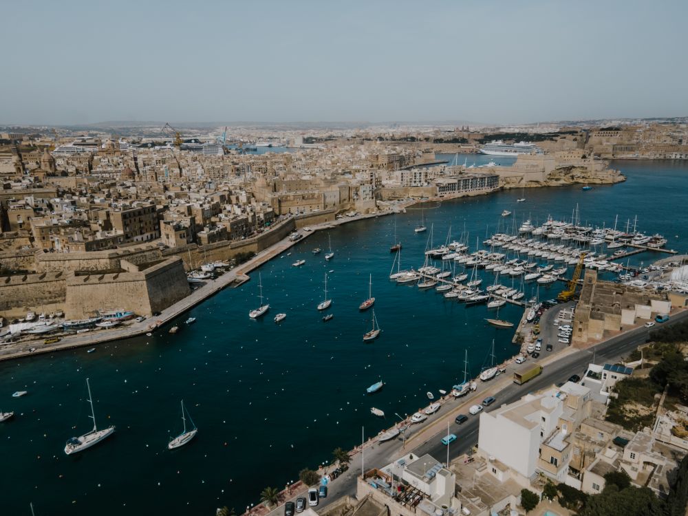 Vedere aeriană a portului Kalkara din Malta, cu fortificații și bărci
