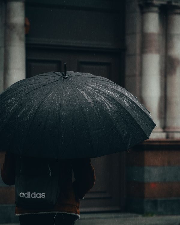 Man buiten in de regen