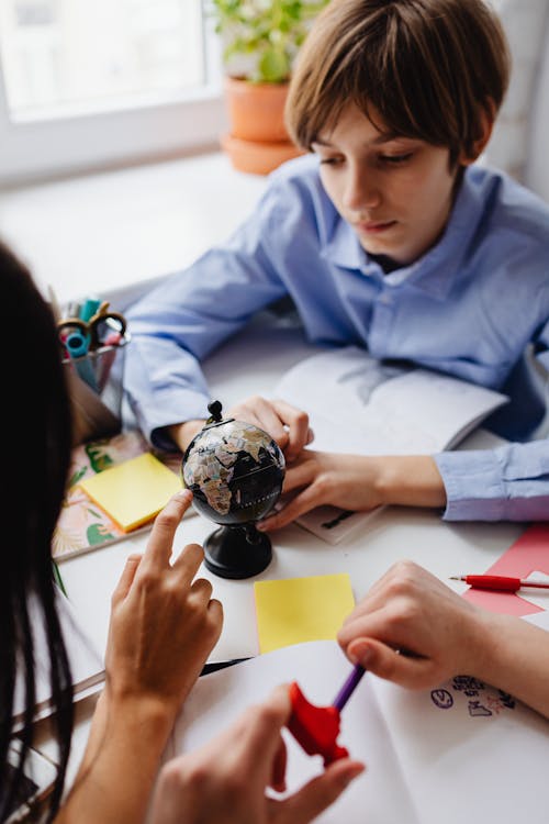 Foto profissional grátis de alunos, aprendendo, balcão