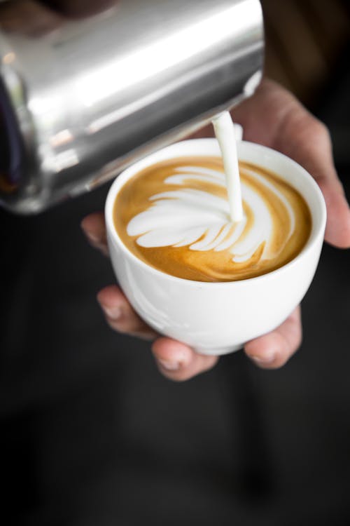 Gratis Latte Dalam Cangkir Keramik Putih Foto Stok