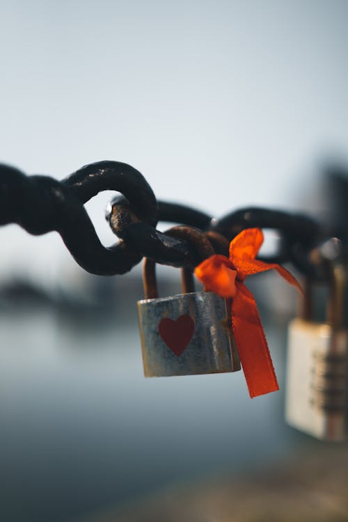 Kostenloses Stock Foto zu herz geformt, liebesschlösser, metallkette