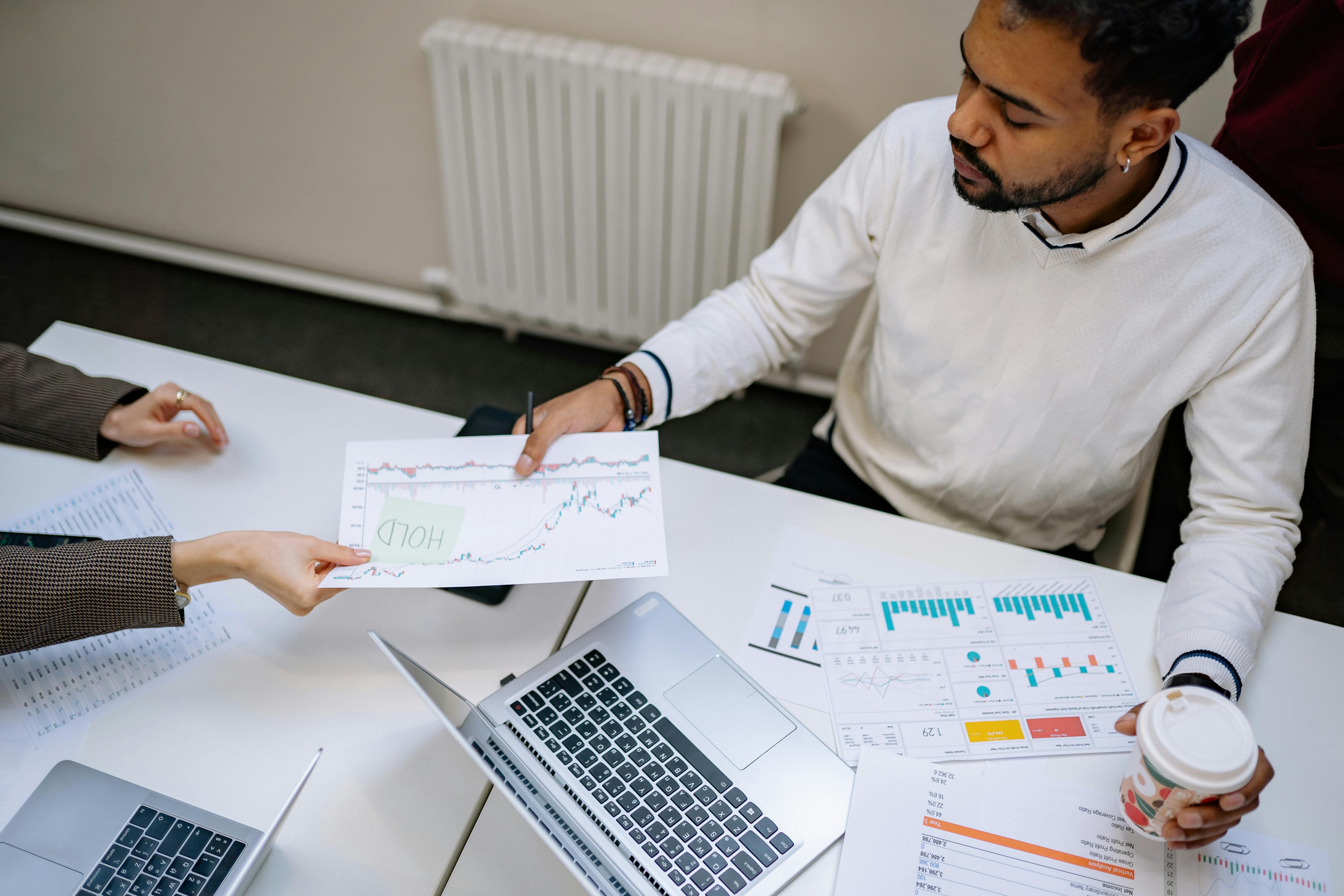 เบื้องหลังคอมเมนต์ล่องหน: เกมซ่อนหน้าม้าบน Facebook Reels ที่คนธรรมดาไม่เคยรู้ (แต่สายทำเงินโคตรอิน!)