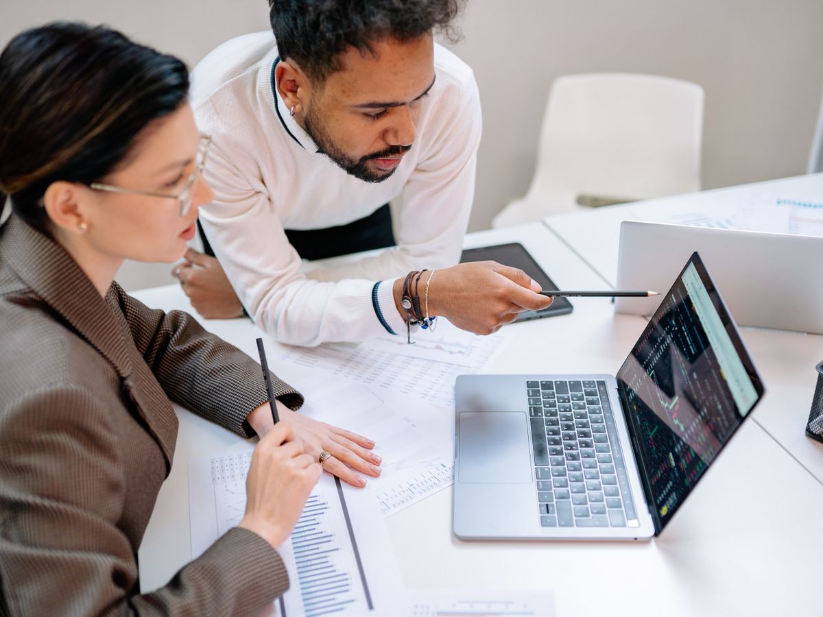 A one-to-one executive coaching discussion at a laptop