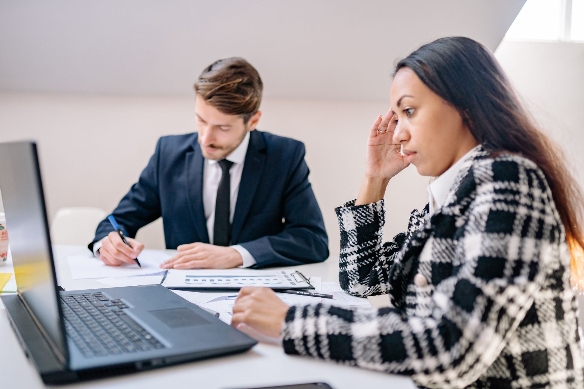 To kolleger arbejder sammen på et kontor
