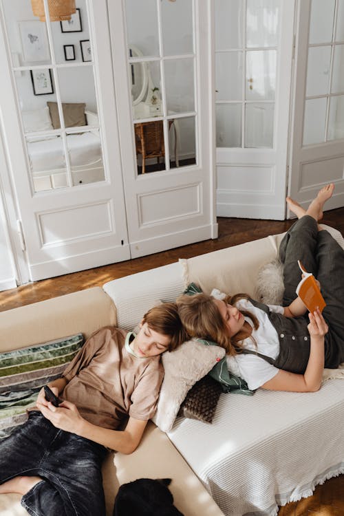 Kostenloses Stock Foto zu bruder und schwester, buch lesen, couch