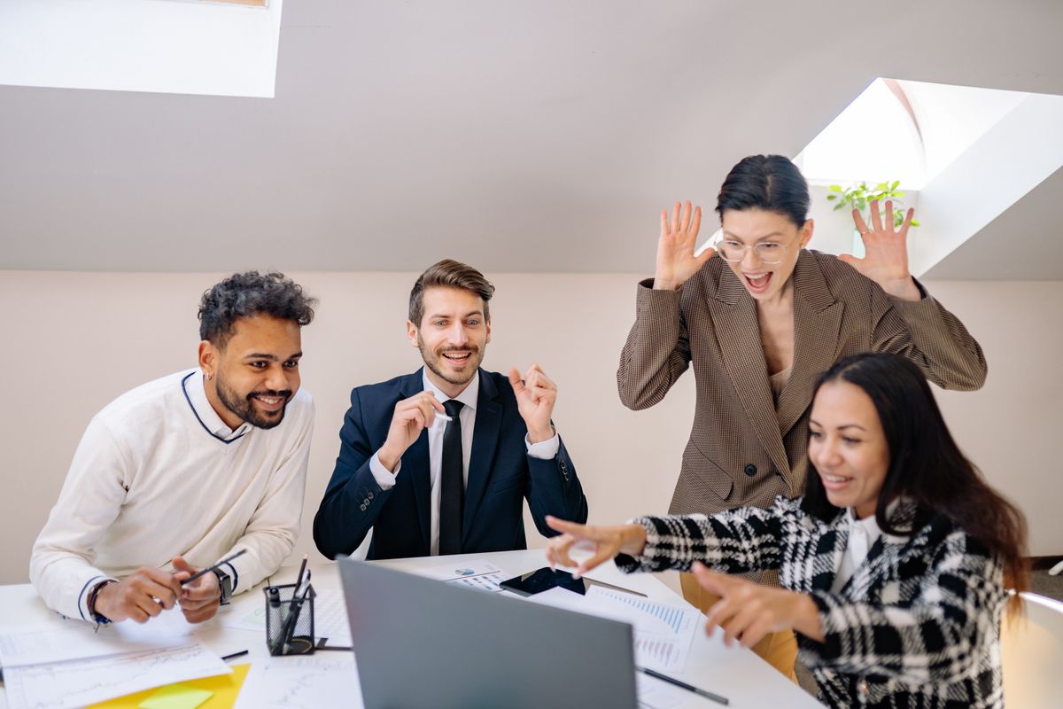 Freundliche junge Menschen im positiven Berufsalltag