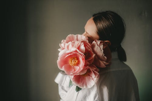 Mulher elegante com buquê romântico