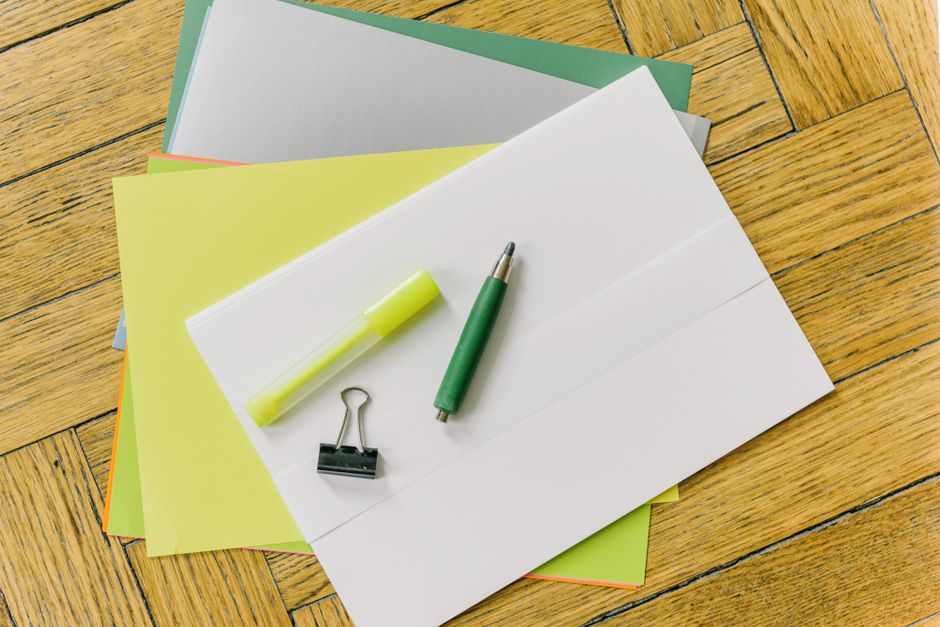 Materiais de papelaria organizados