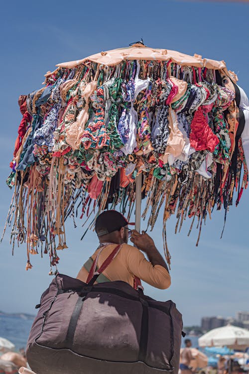 Foto profissional grátis de alforje, boné, carregando