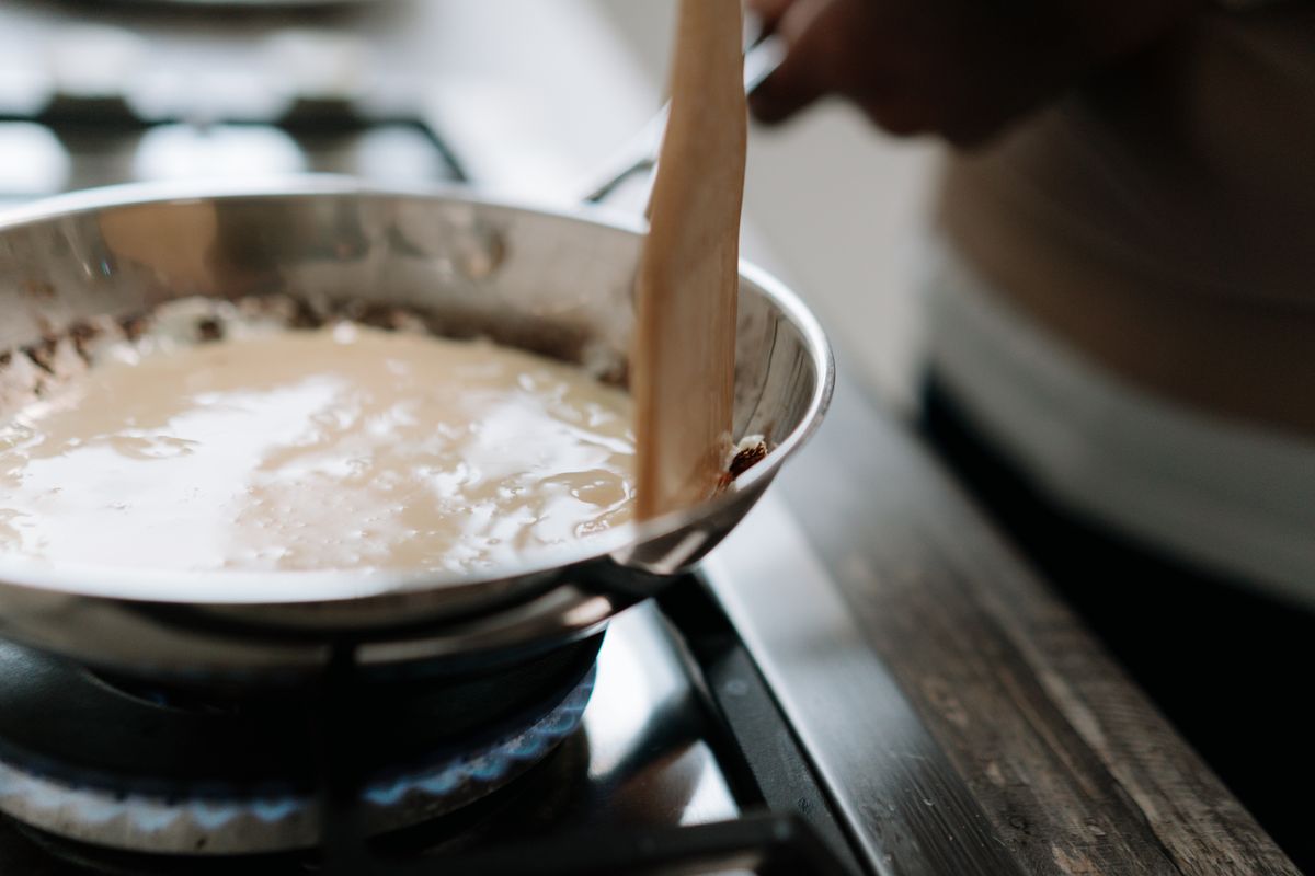 Sauce béchamel onctueuse en cuisson