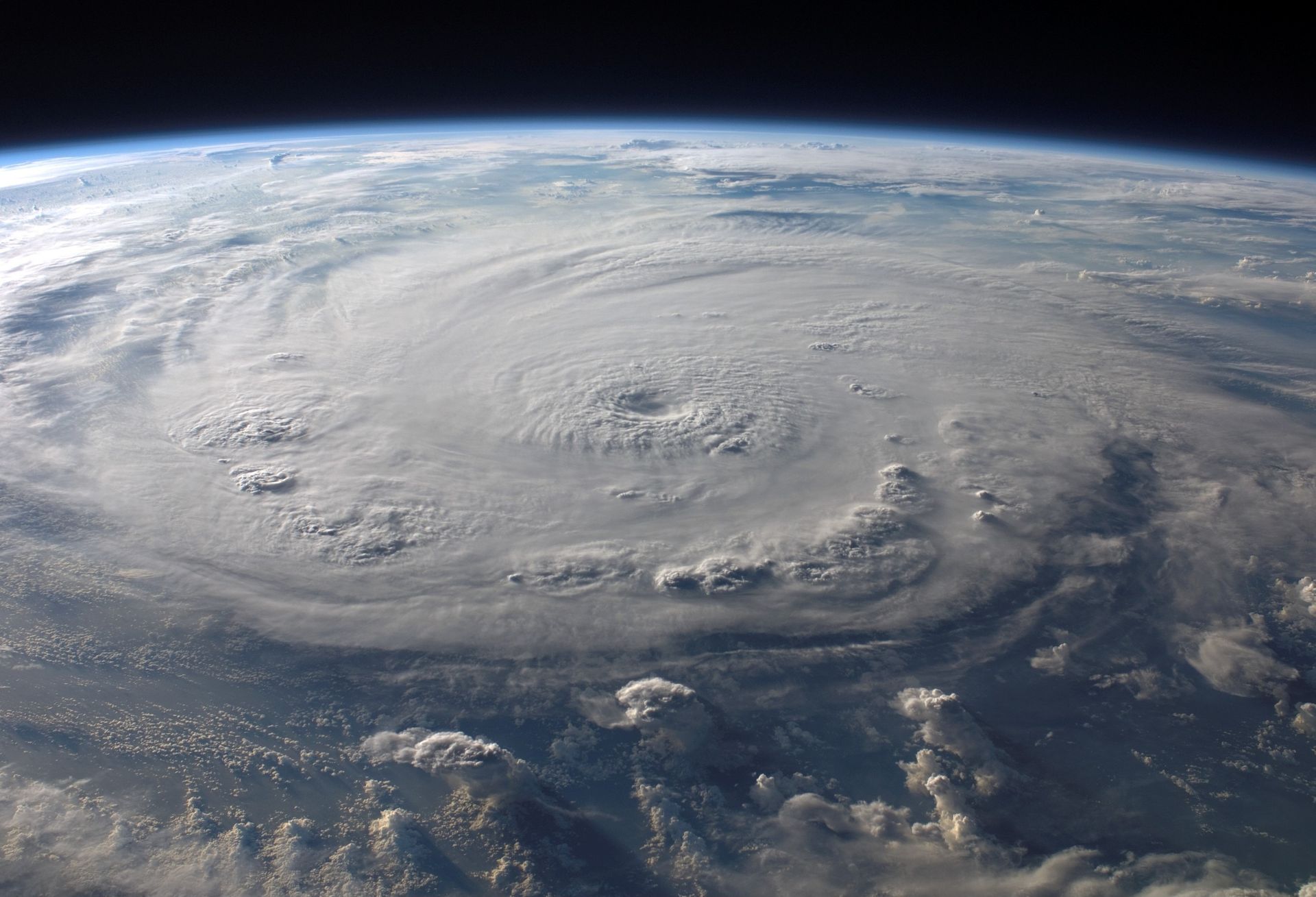 Vista satelital de un gran sistema de huracan