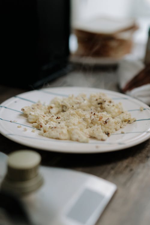 白陶瓷板上的白米飯