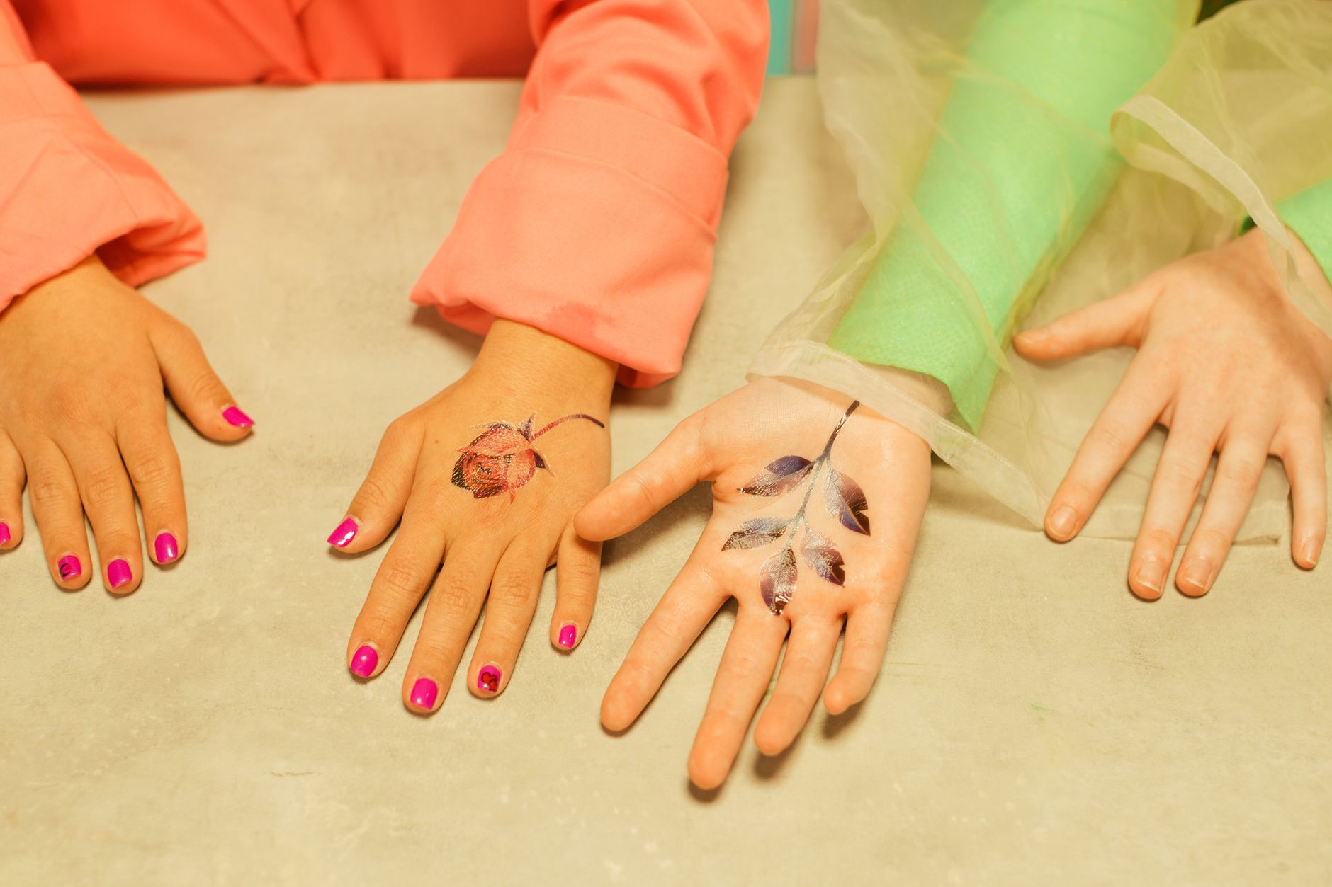 Gros plan détaillé d'un tatouage temporaire coloré sur la peau saine
