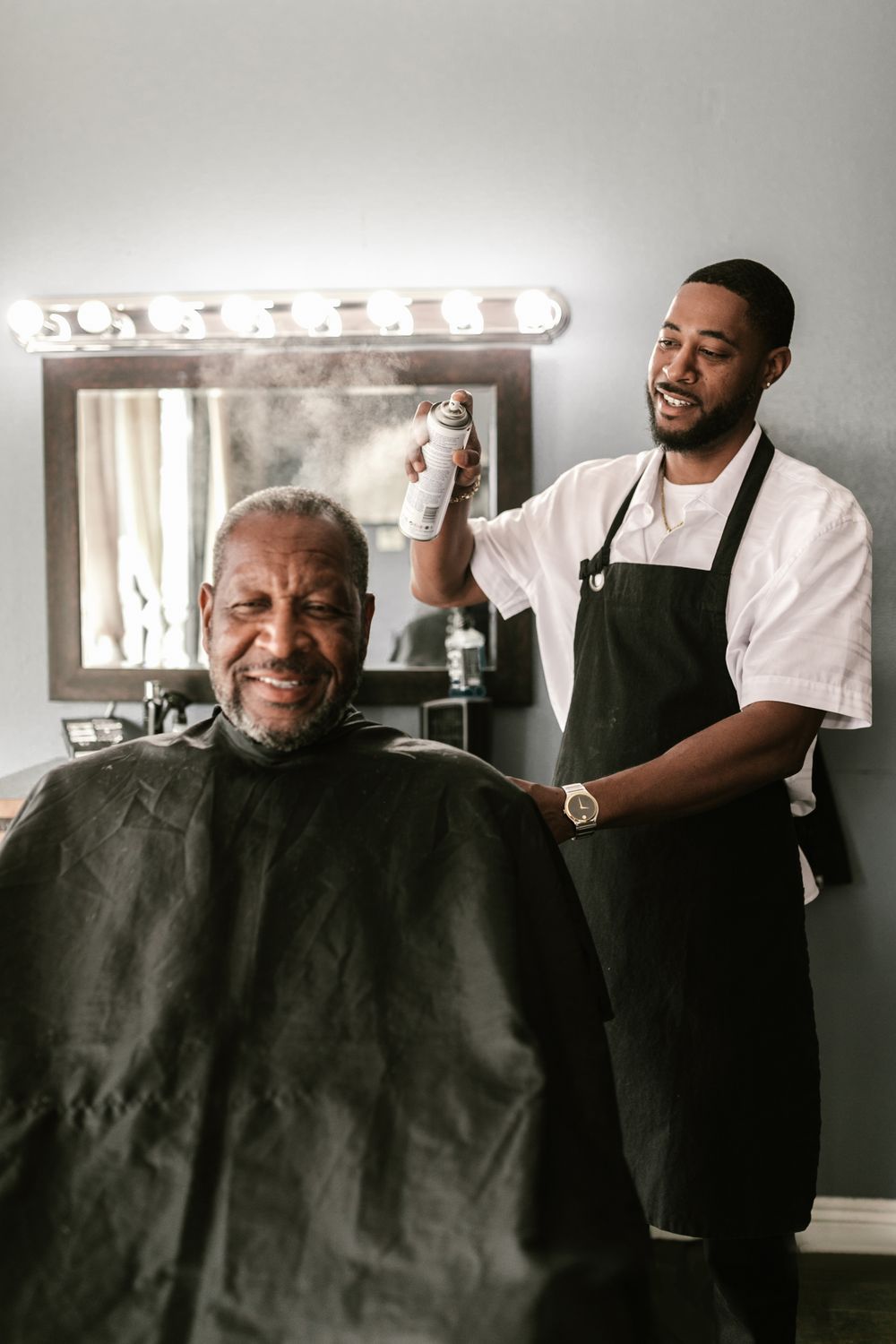Barbier noir et client dans un salon