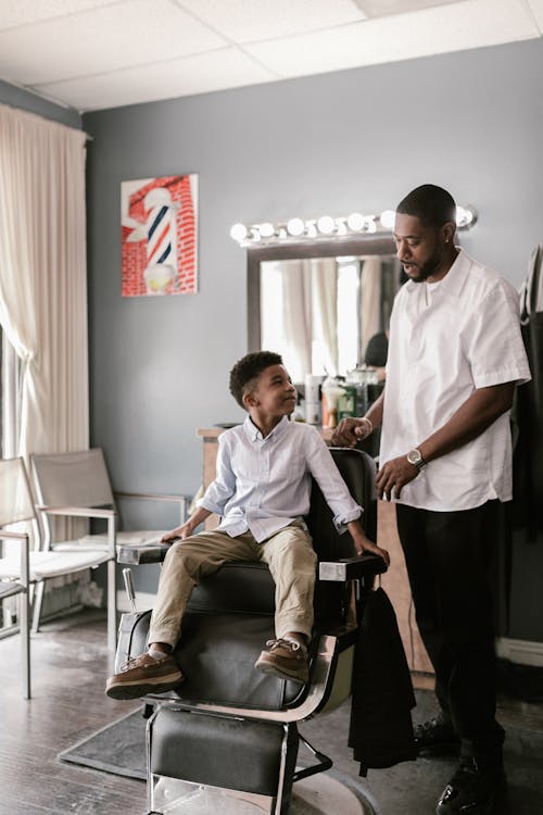 Man helps child sit in barber shop png download - 1864*2724 - Free