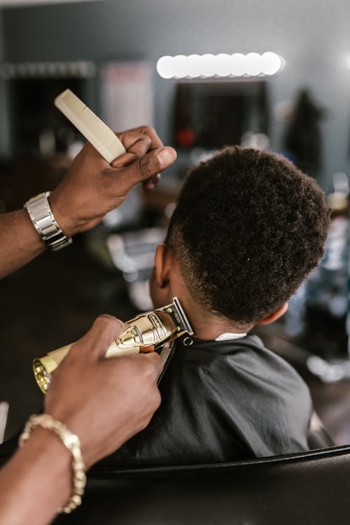 Kostenloses Stock Foto zu barbier, haarschnitt, hand