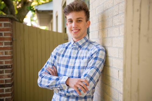 Hombre Vestido Con Camisa Azul Y Blanca