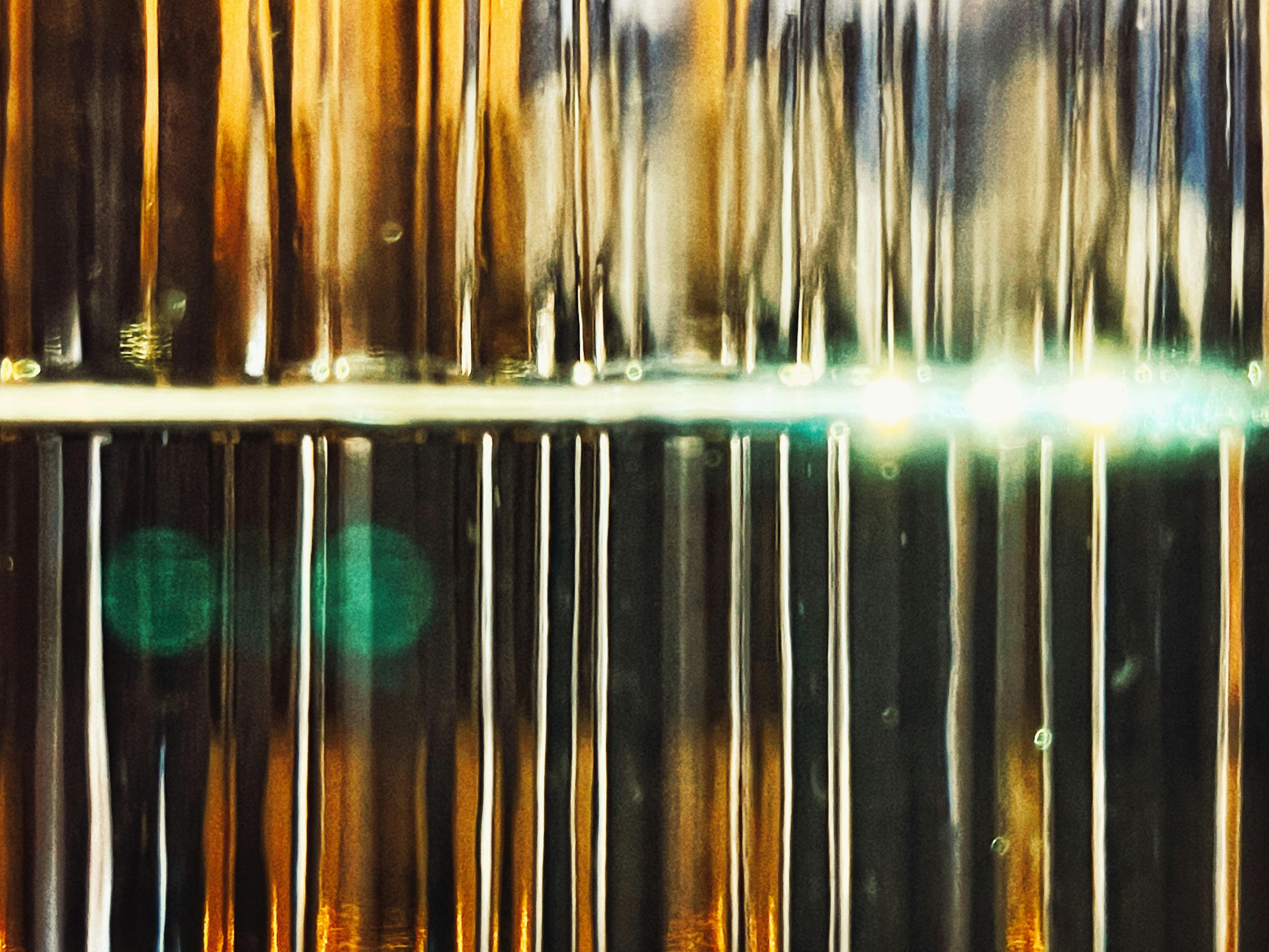 Pessoa trabalhando em laptop com ícones de redes sociais flutuando ao redor, simbolizando o trabalho de um influenciador digital.