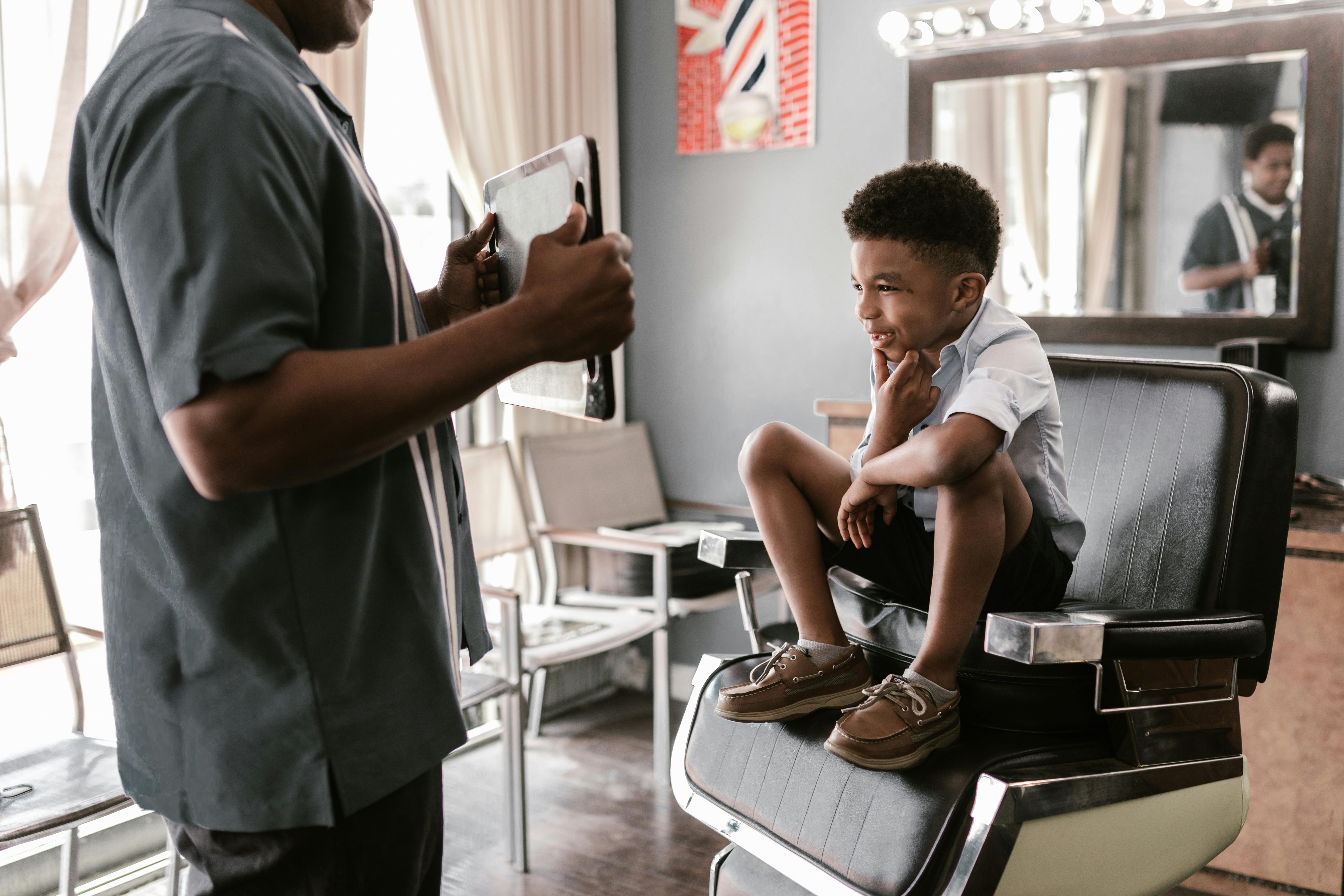 Man helps child sit in barber shop png download - 1864*2724 - Free