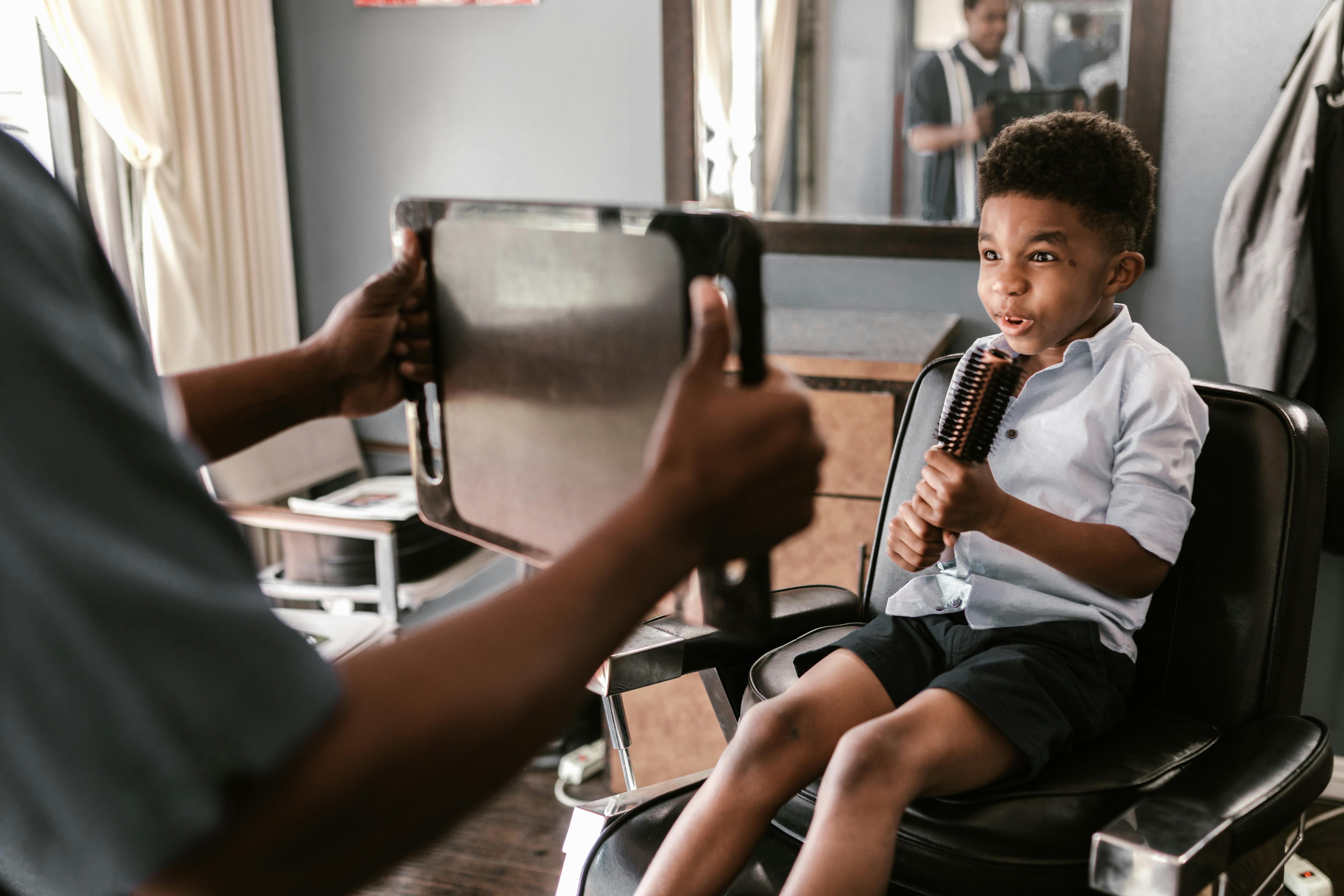 Man helps child sit in barber shop png download - 1864*2724 - Free