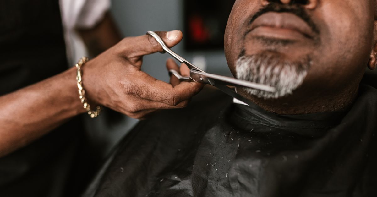 Intérieur d'un salon de coiffure à Port-de-Bouc avec des fauteuils et un miroir éclairé, illustrant un site web professionnel pour coiffeur