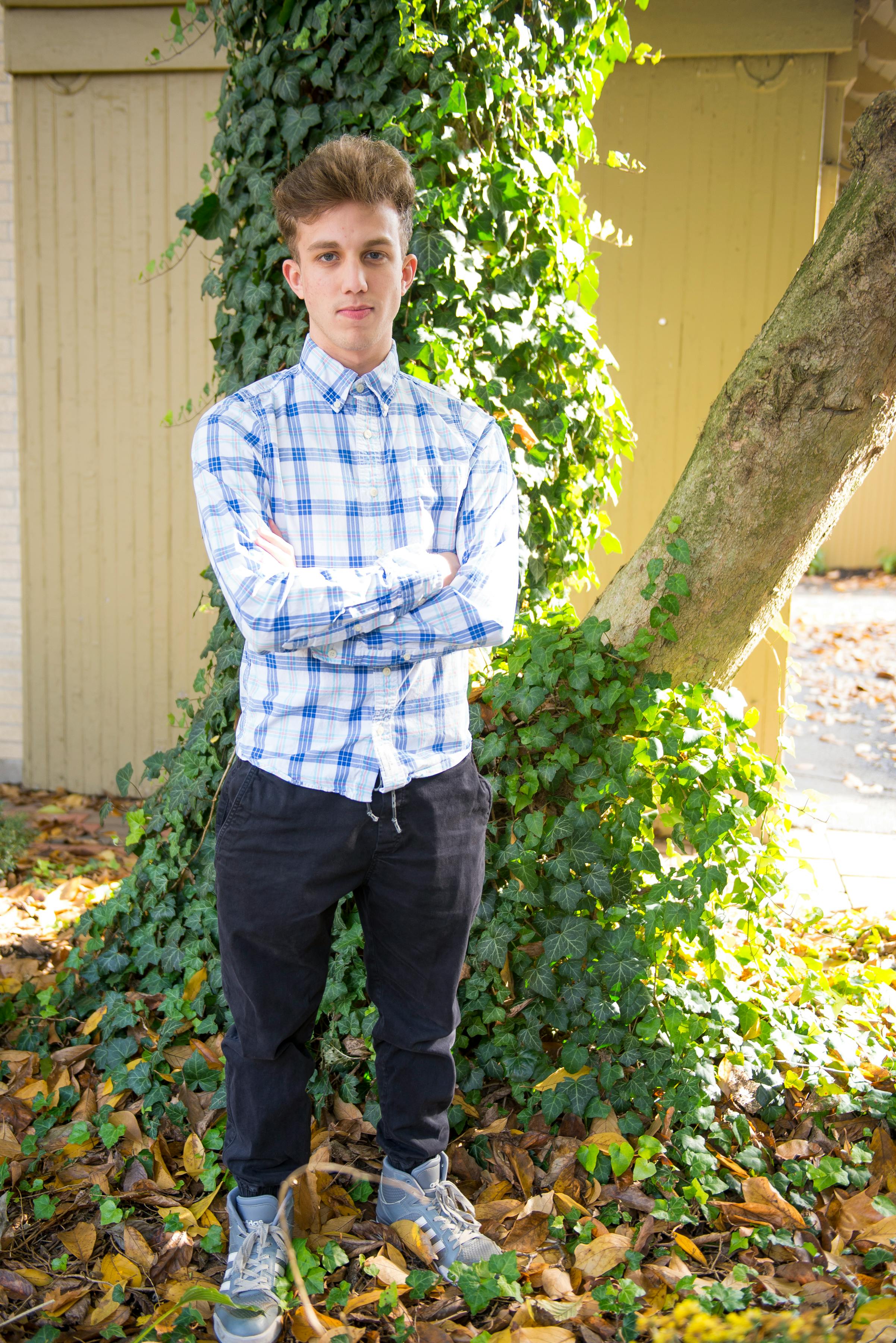 Nhân viên đại lý vé máy bay đang tư vấn cho khách hàng