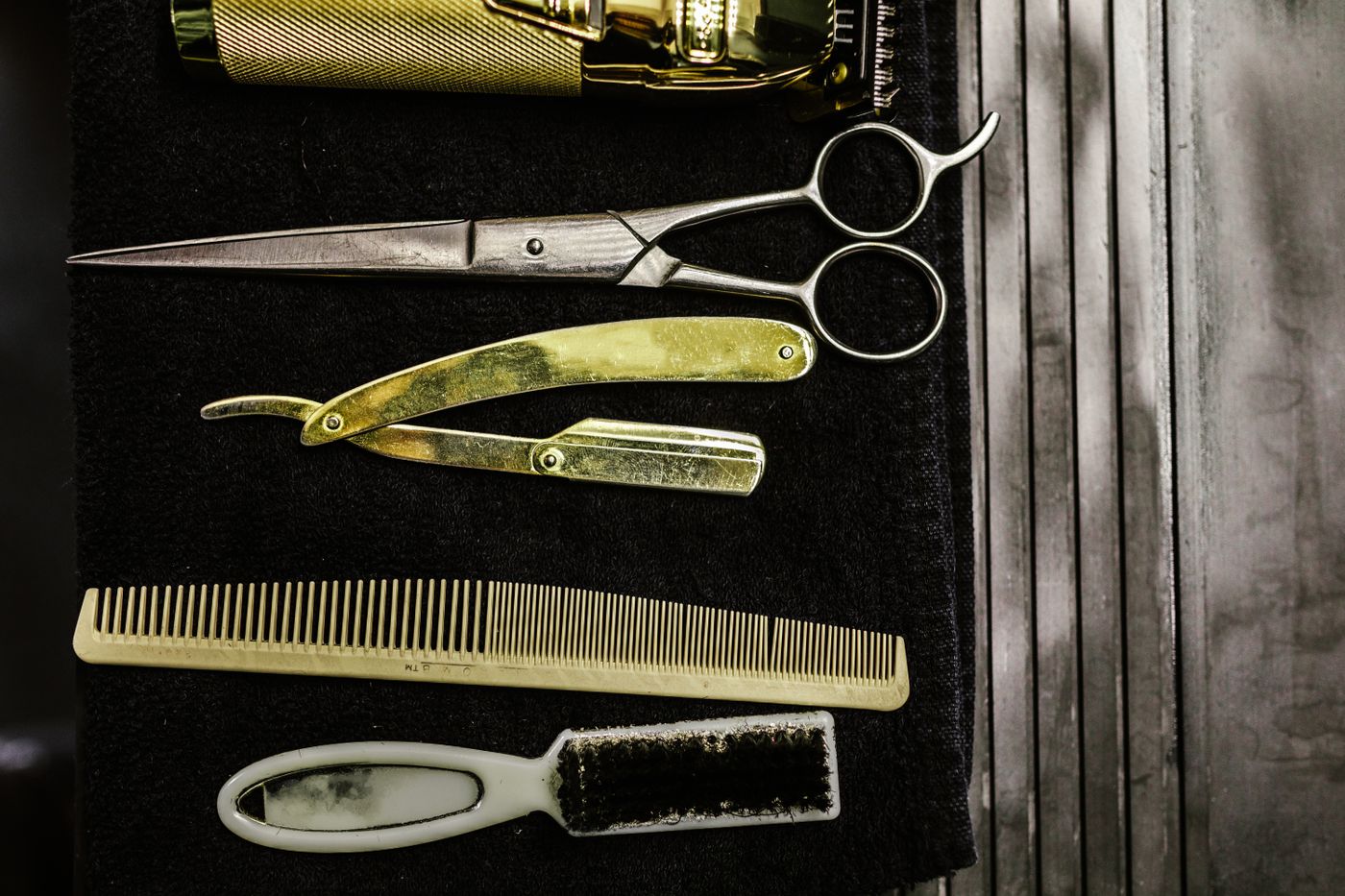 Barber i arbeid med maskin