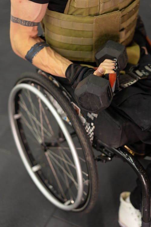 Foto profissional grátis de cadeira de rodas, elevação, exercícios