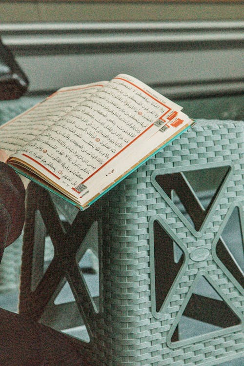 Безкоштовне стокове фото на тему «вертикальні постріл, відкрита книга, ісламський»