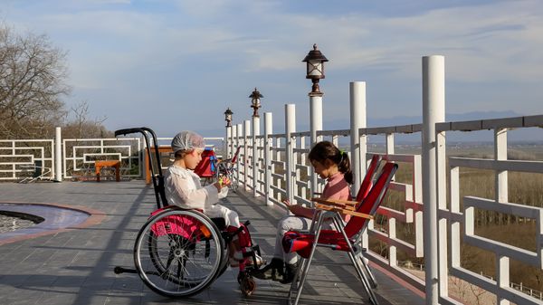 Niñas conviviendo en un espacio abierto, una de ellas en silla de ruedas, como imagen sobre infancia, discapacidad e inclusión