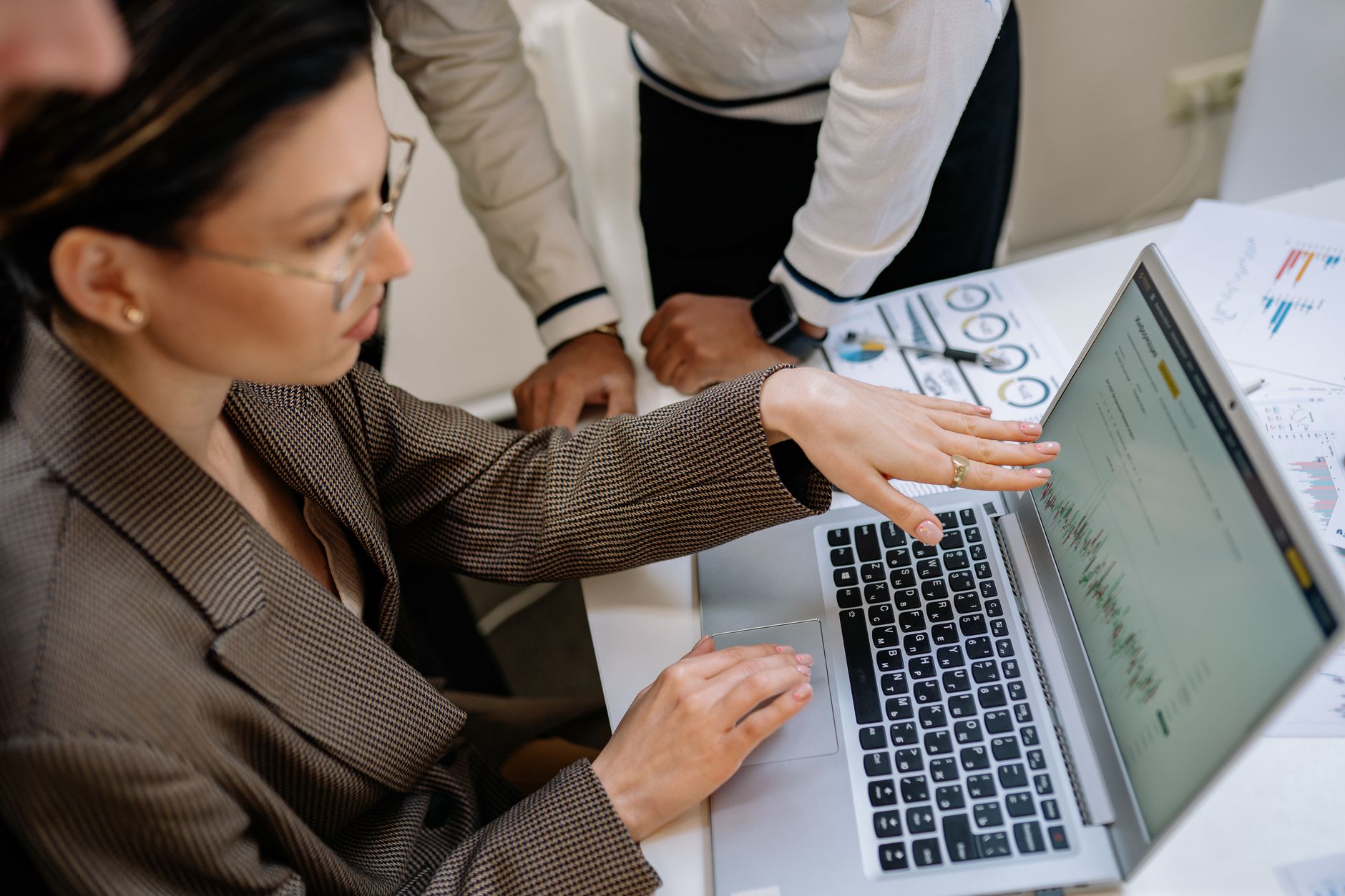 Equipe de financiamento empresarial analisando liquidez e dados