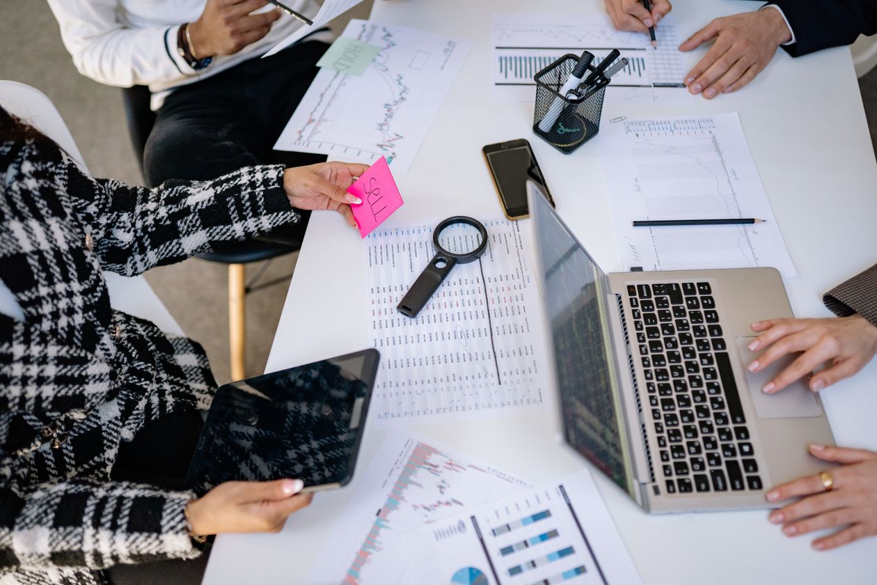 Marketing Dan Sales Selaras Agar Leads Tidak Terbuang Tim marketing dan sales bekerja sama meninjau data prospek di meja kantor