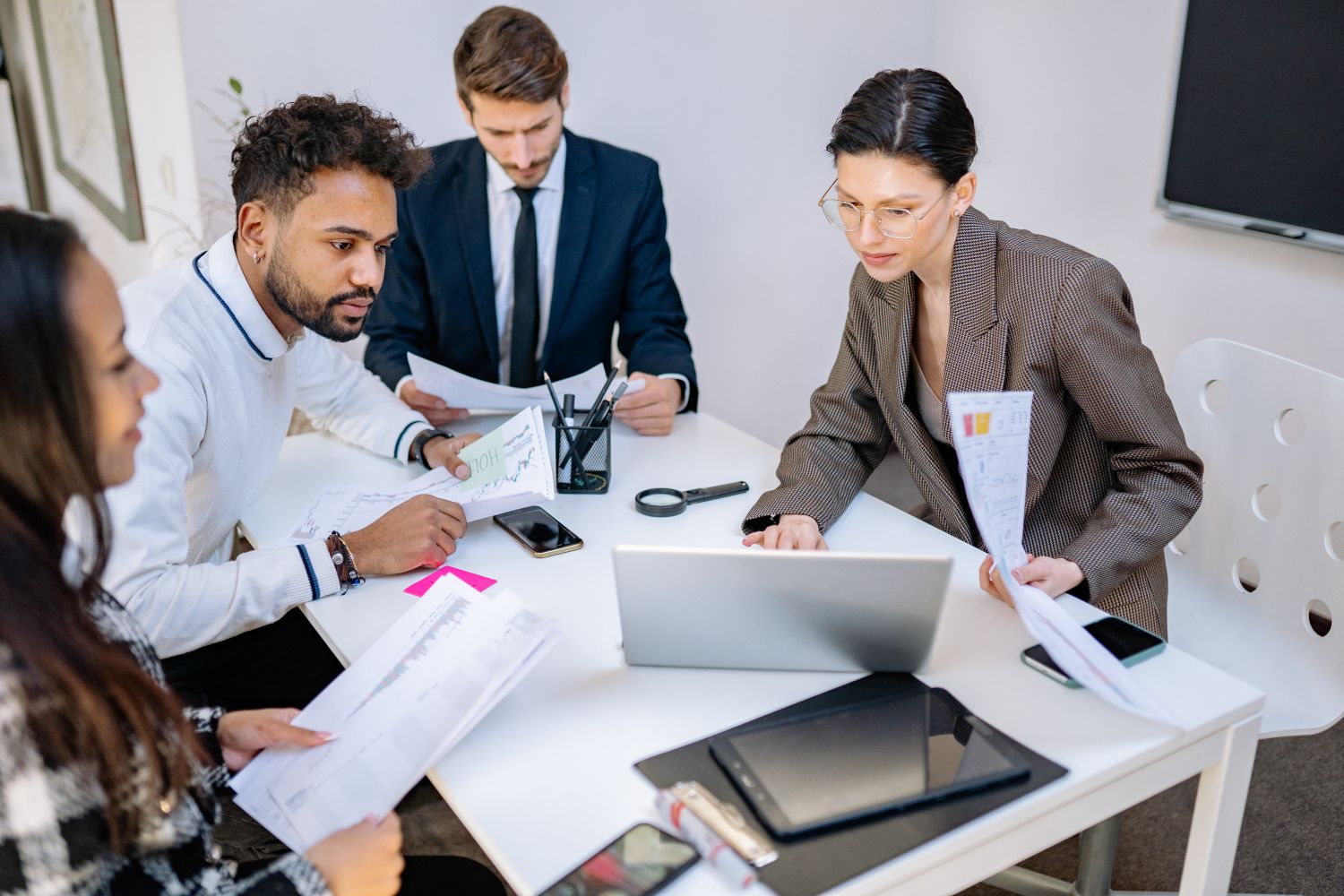 Persona coordinadora planificando y diseñando estrategias