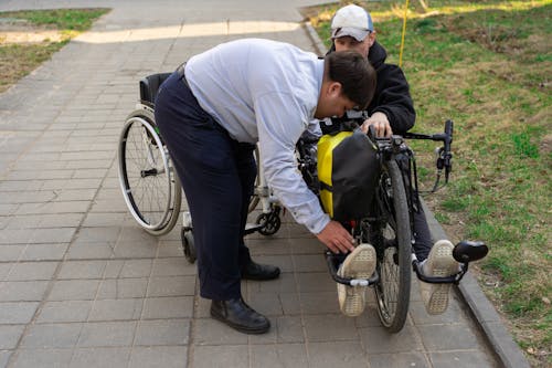 Immagine gratuita di aiutando, assistere, bicicletta